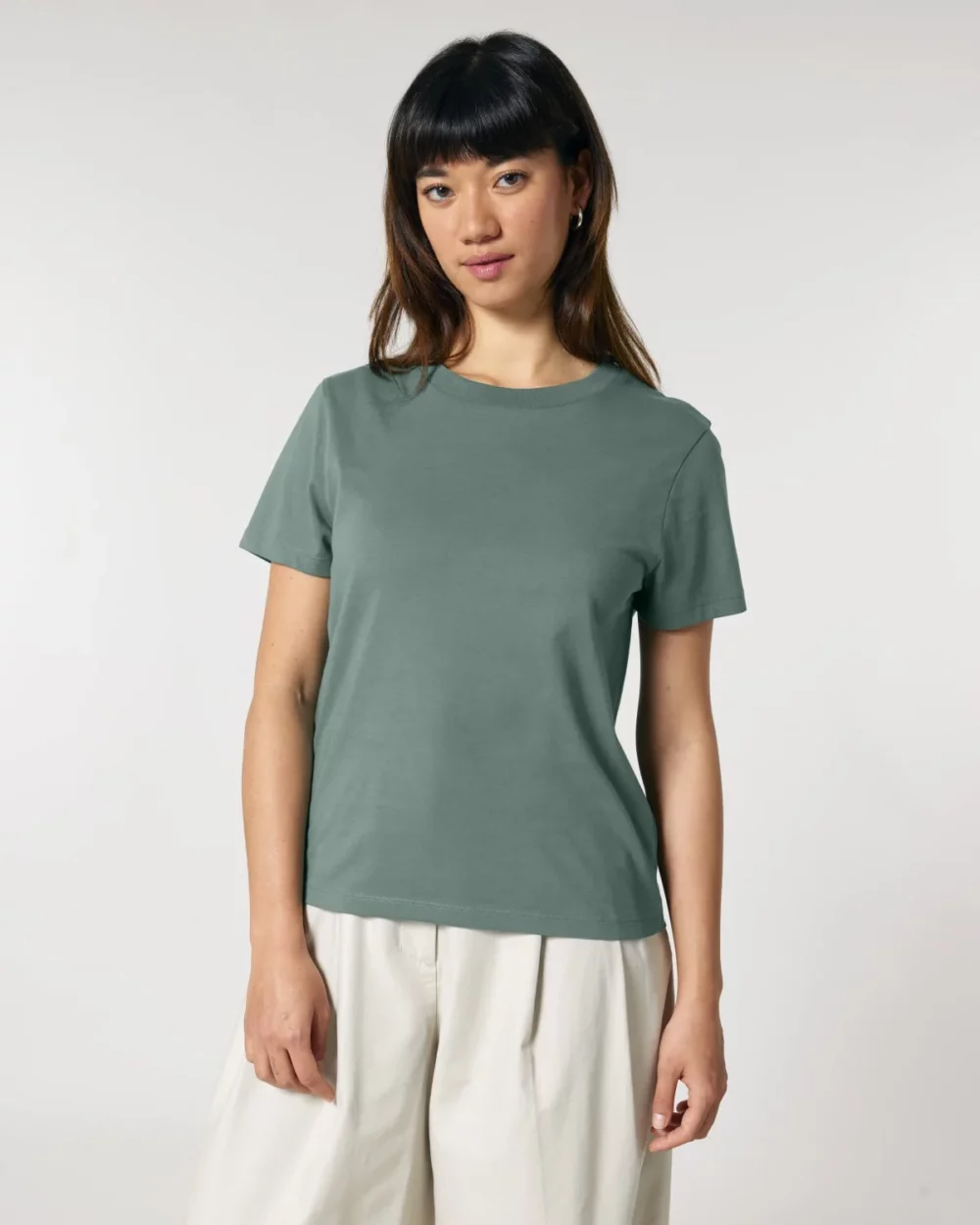 T-shirt bio femme Stella Muser coloris Green Bay, porté, vue de face