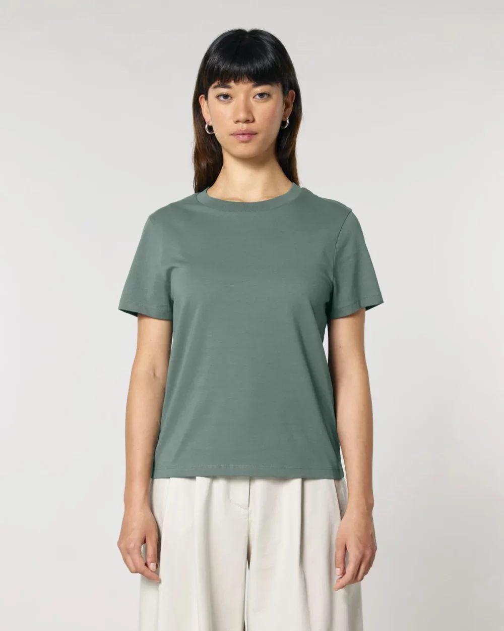 T-shirt bio femme Stella Muser coloris Green Bay, porté, vue de face