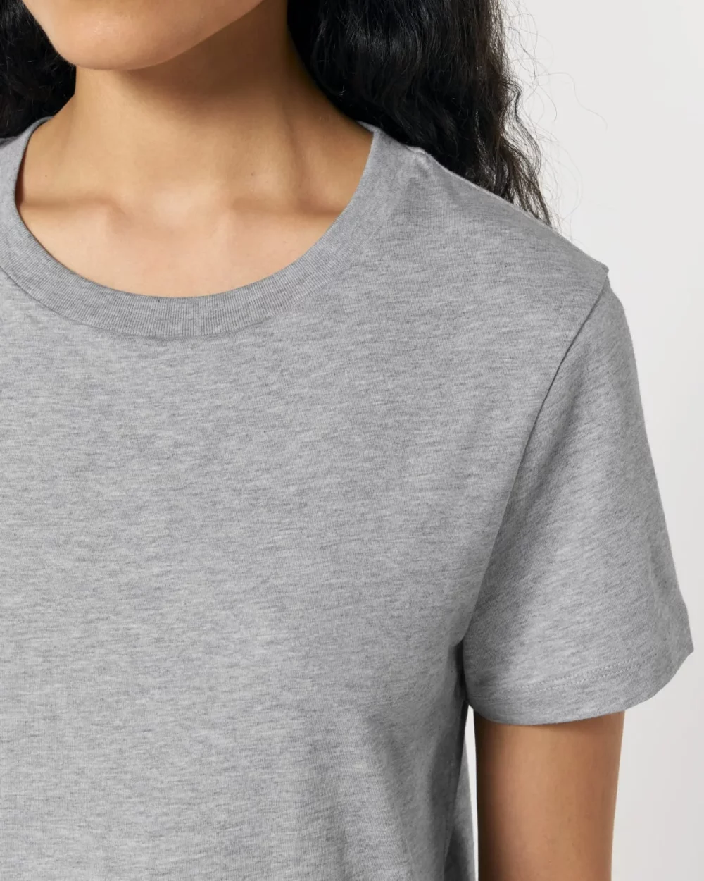 T-shirt bio femme Stella Muser coloris Heather Grey, détail porté