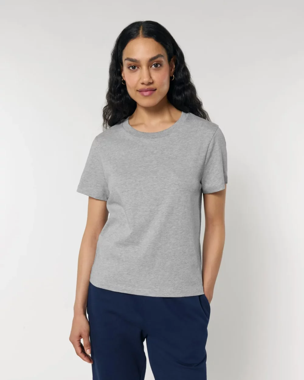 T-shirt bio femme Stella Muser coloris Heather Grey, porté, vue de face