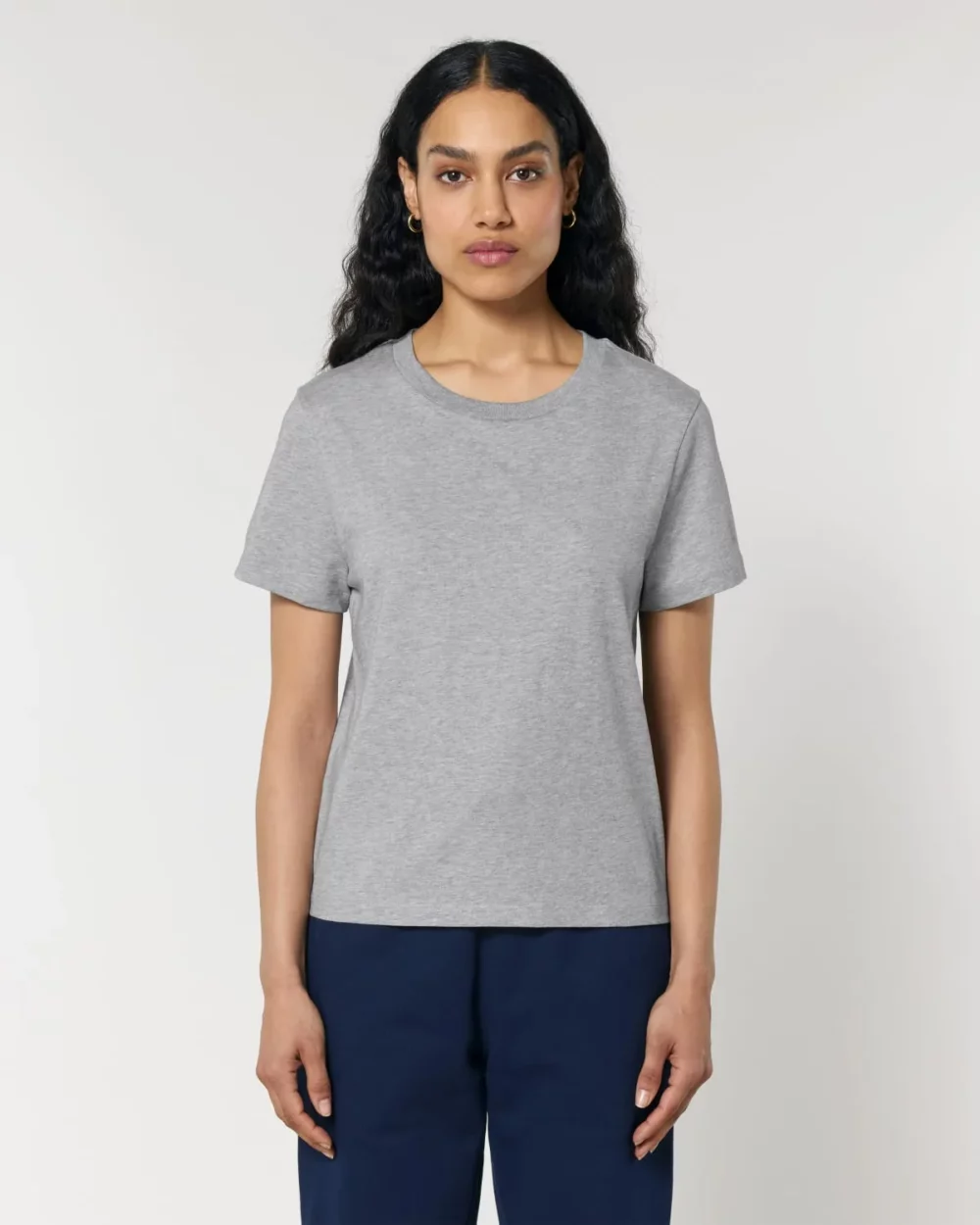 T-shirt bio femme Stella Muser coloris Heather Grey, porté, vue de face