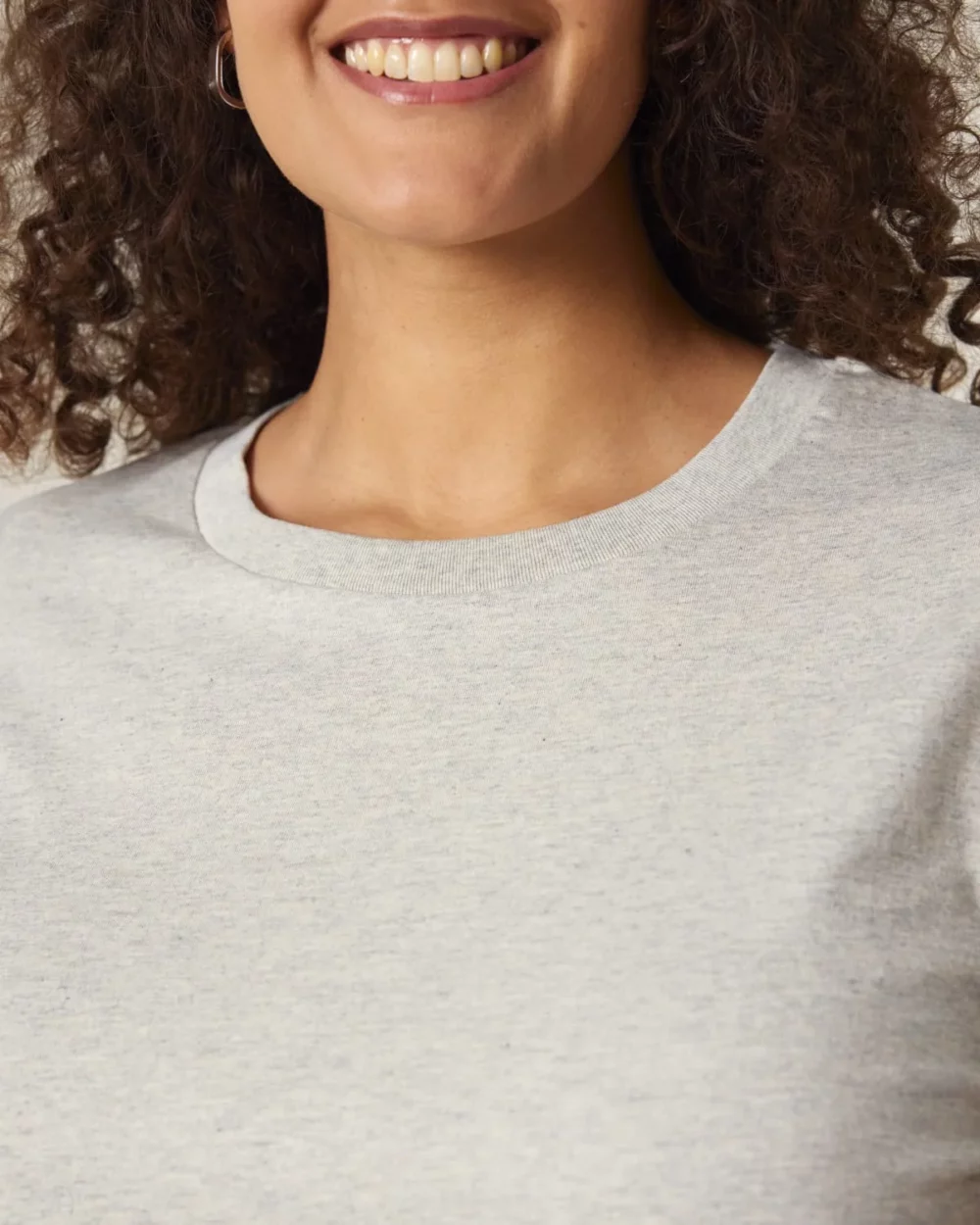 T-shirt bio femme Stella Muser coloris Heather Haze, détail porté