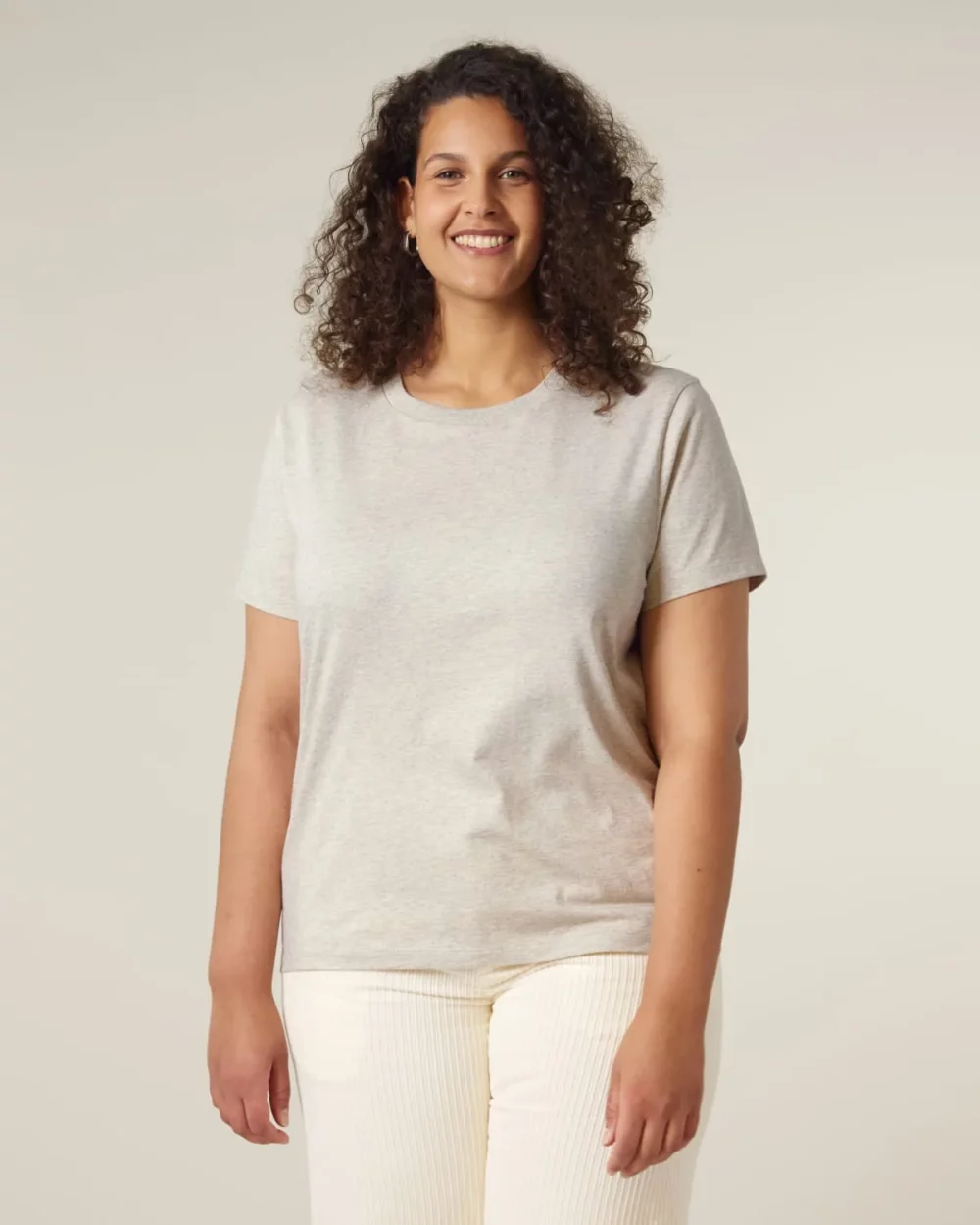T-shirt bio femme Stella Muser coloris Heather Haze, porté, vue de face