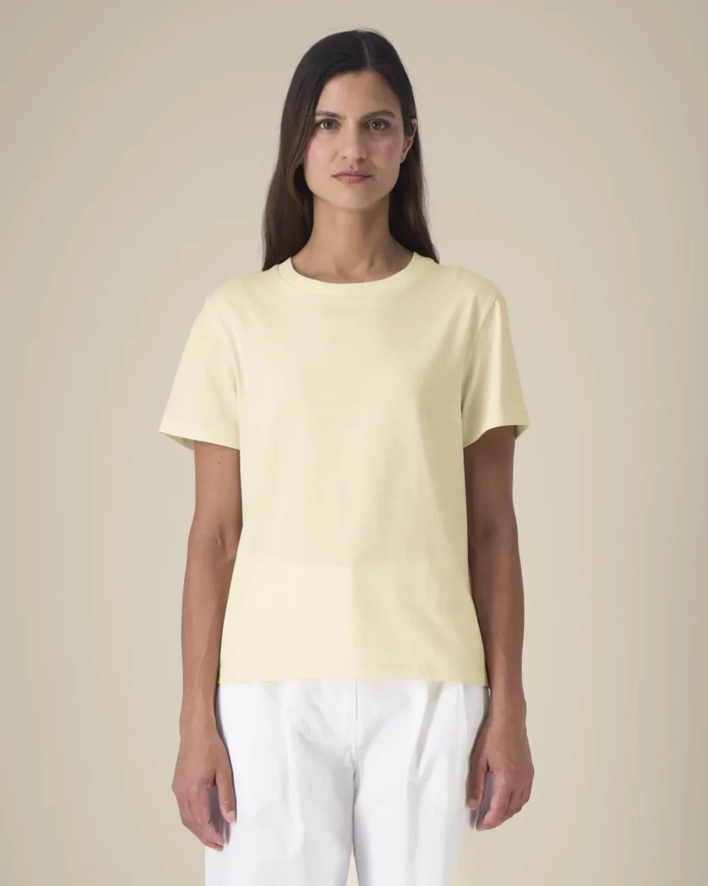 T-shirt bio femme Stella Muser coloris Honey Paper, porté, vue de face