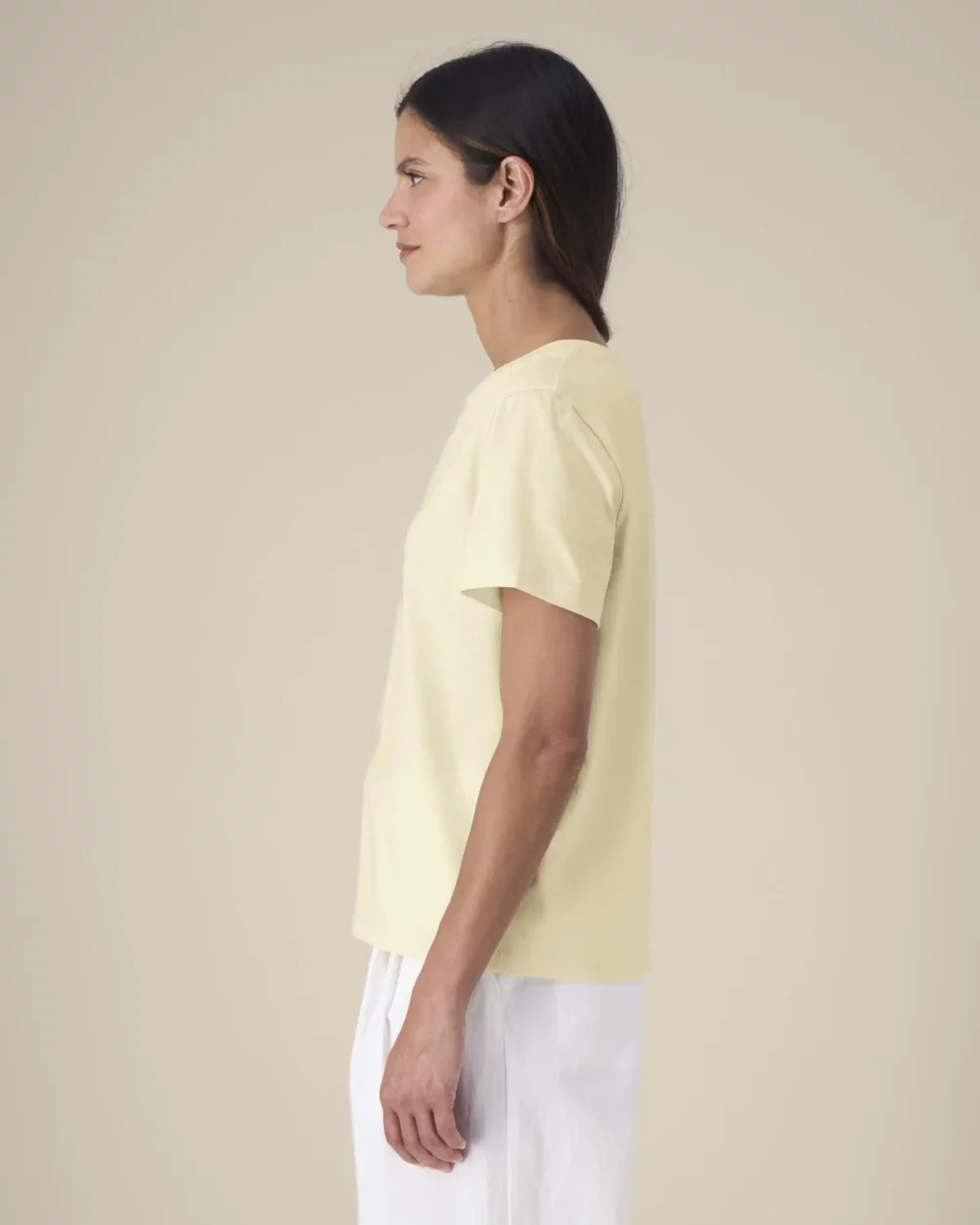 T-shirt bio femme Stella Muser coloris Honey Paper, porté, vue de face