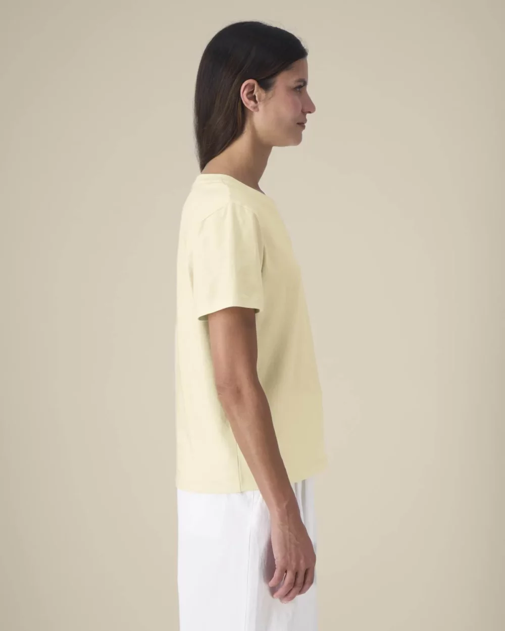 T-shirt bio femme Stella Muser coloris Honey Paper, porté, vue de face