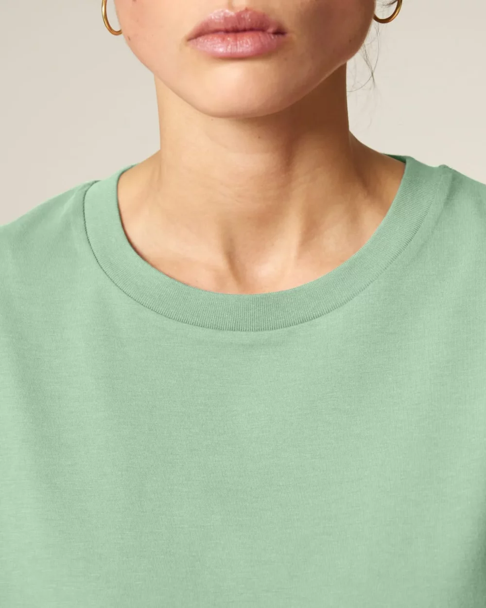 T-shirt bio femme Stella Muser coloris Misty Jade, détail porté
