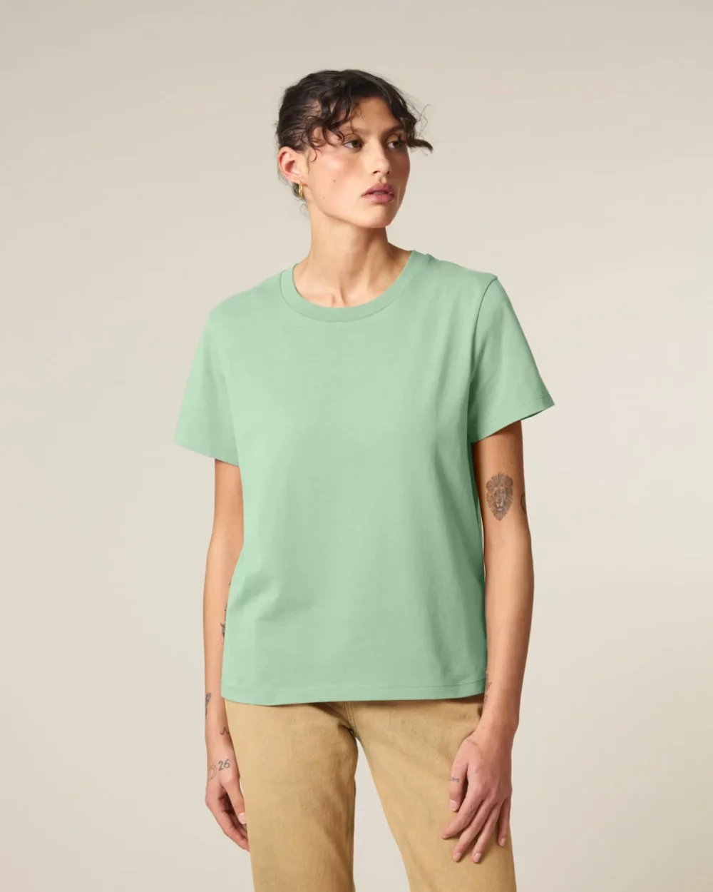 T-shirt bio femme Stella Muser coloris Misty Jade, porté, vue de face