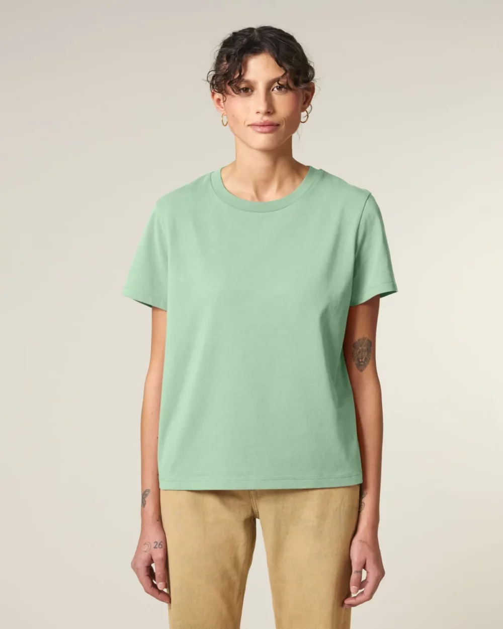 T-shirt bio femme Stella Muser coloris Misty Jade, porté, vue de face