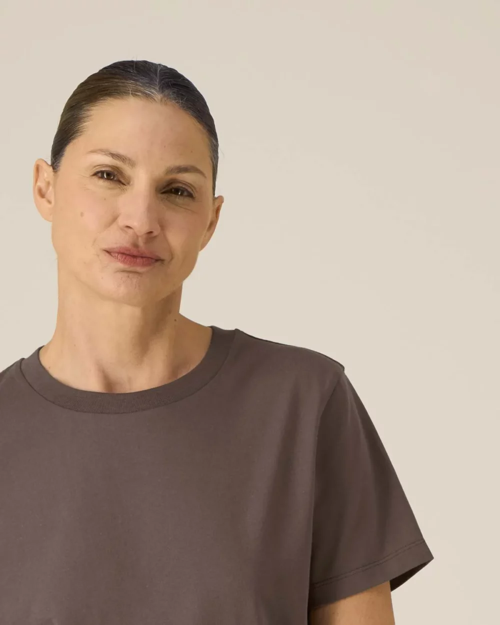 T-shirt bio femme Stella Muser coloris Mocha, détail porté