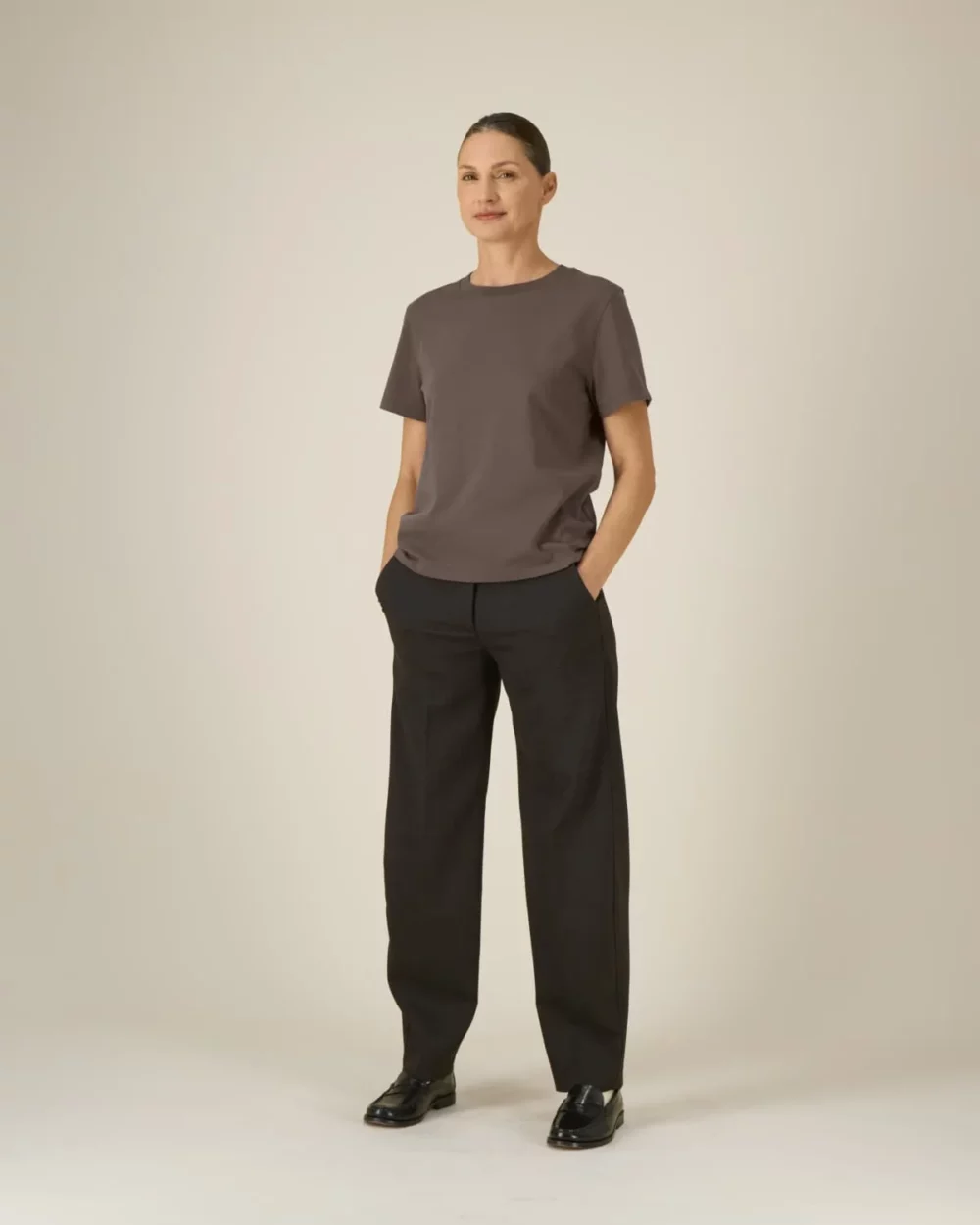 T-shirt bio femme Stella Muser coloris Mocha, porté, vue de face