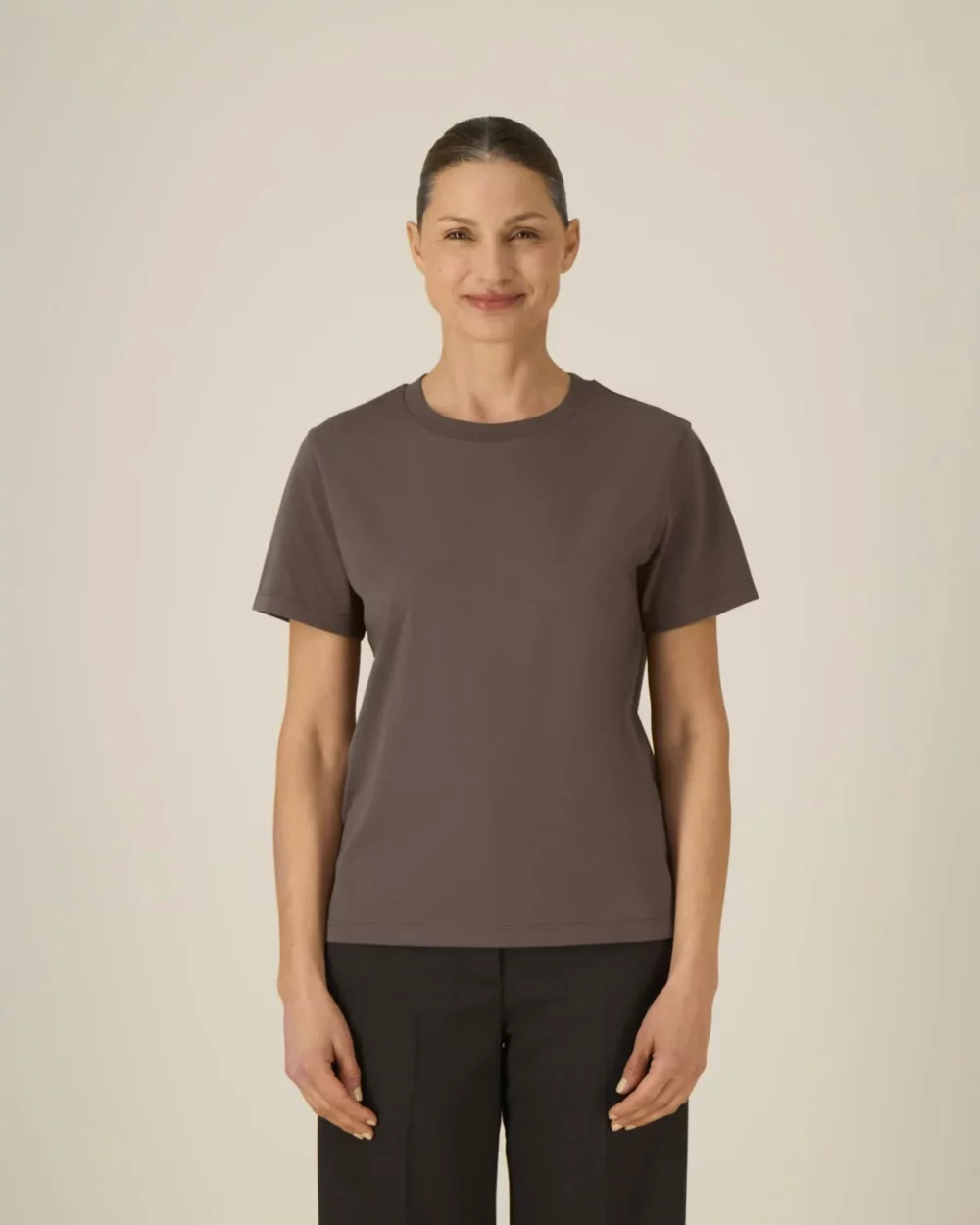 T-shirt bio femme Stella Muser coloris Mocha, porté, vue de face