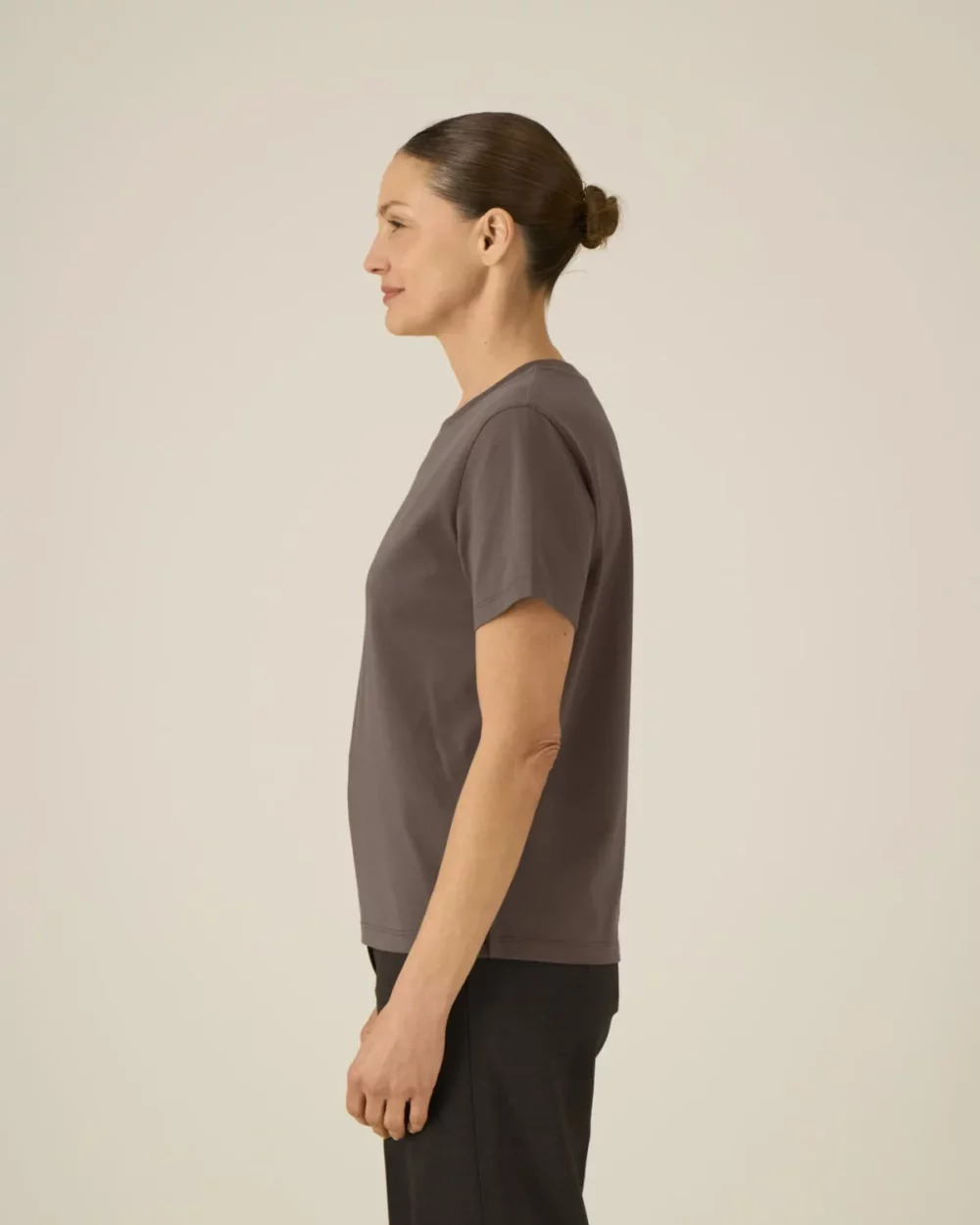 T-shirt bio femme Stella Muser coloris Mocha, porté, vue de face