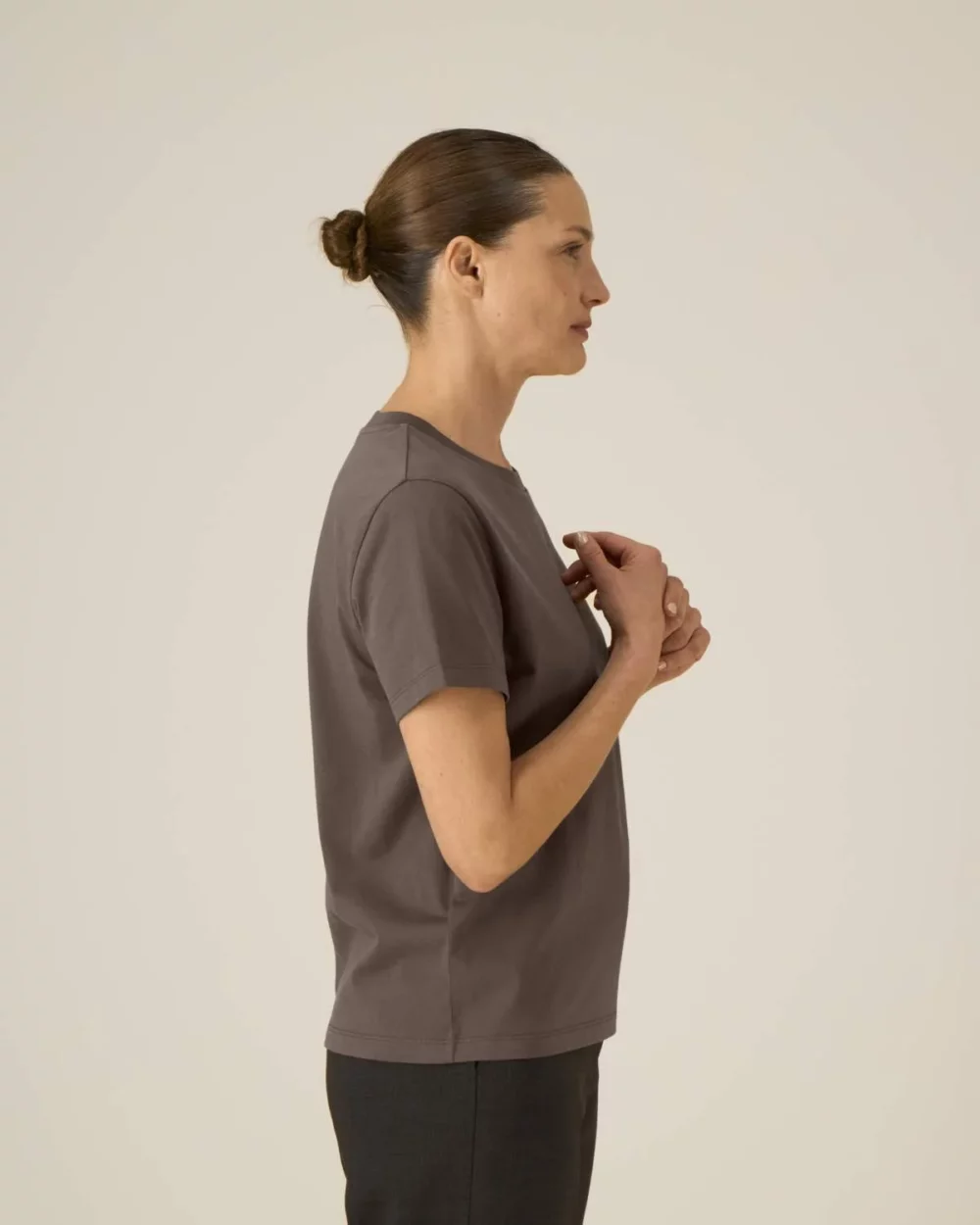 T-shirt bio femme Stella Muser coloris Mocha, porté, vue de face