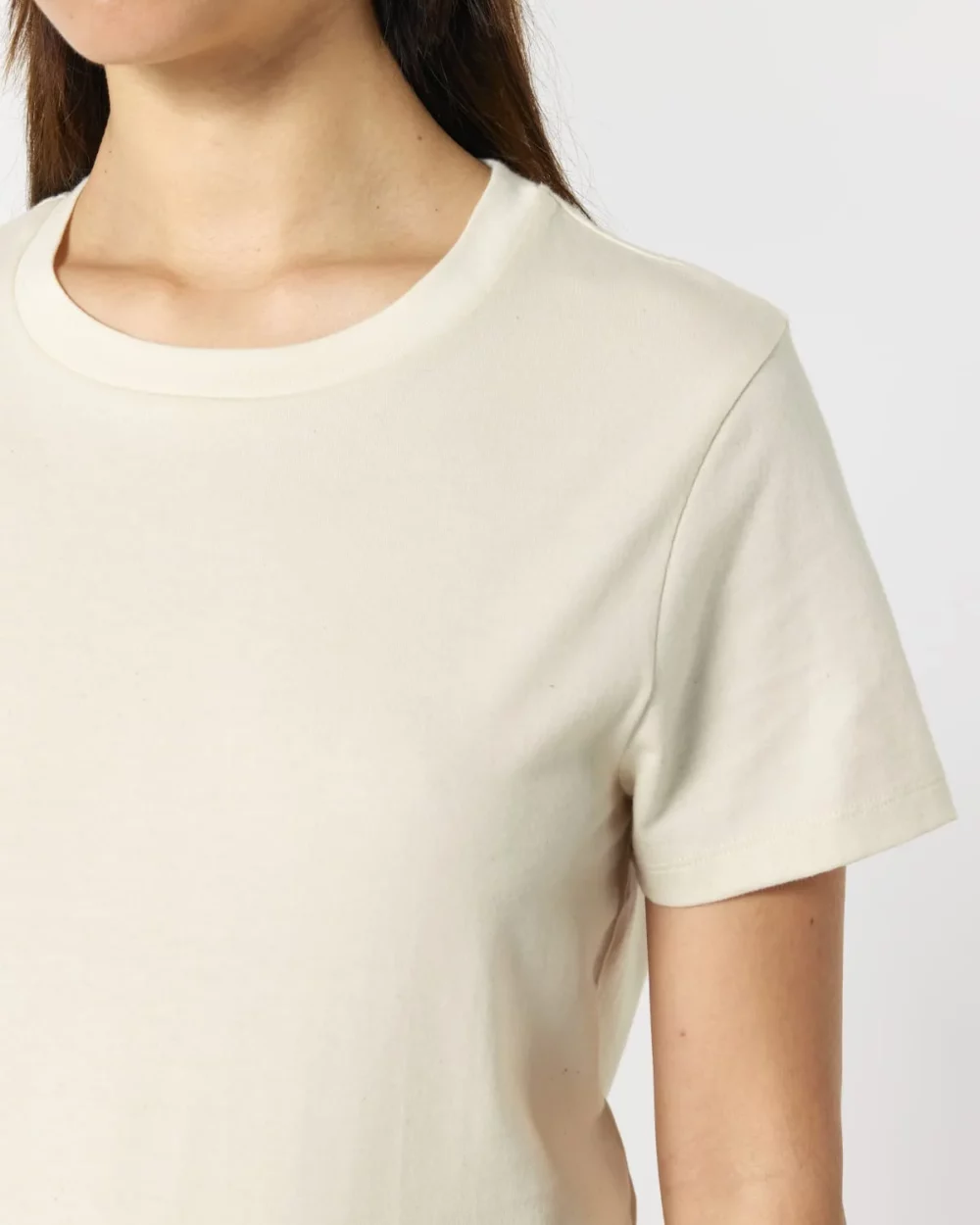 T-shirt bio femme Stella Muser coloris Natural Raw, détail porté