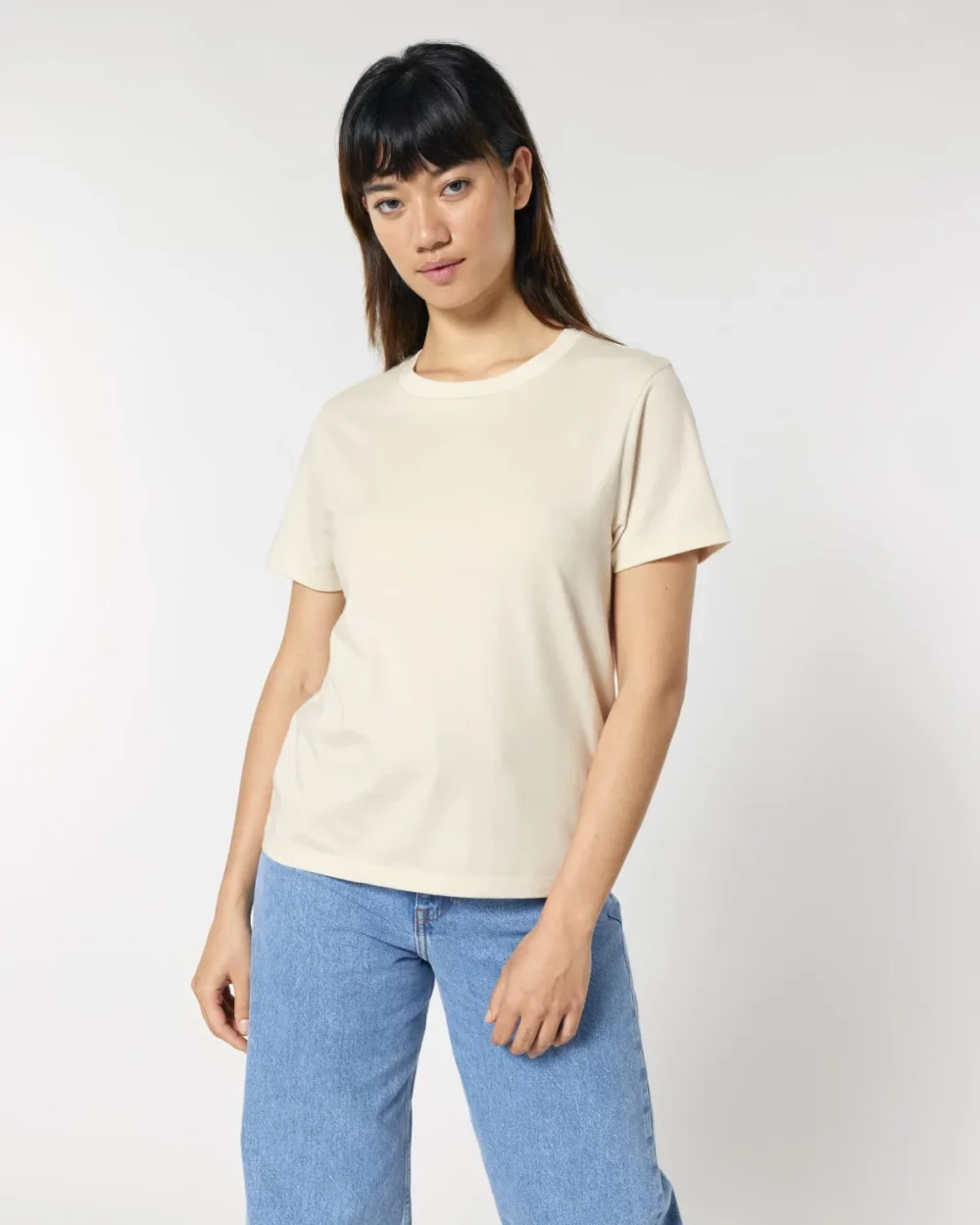 T-shirt bio femme Stella Muser coloris Natural Raw, porté, vue de face