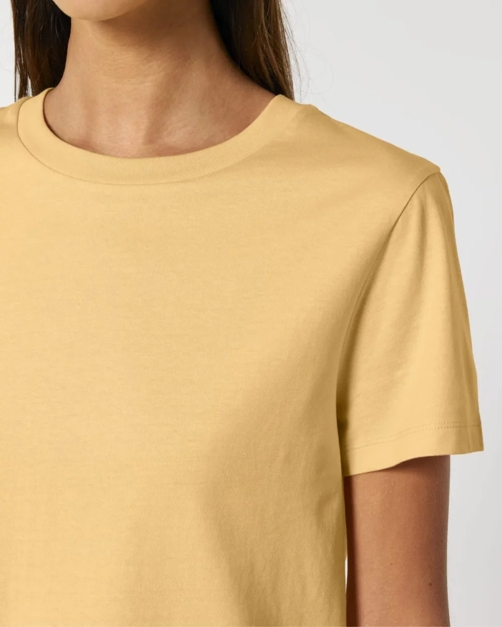 T-shirt bio femme Stella Muser coloris Nispero, détail porté