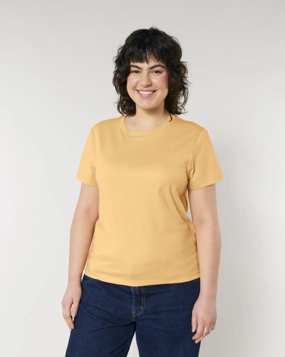 T-shirt bio femme Stella Muser coloris Nispero, porté, vue de face