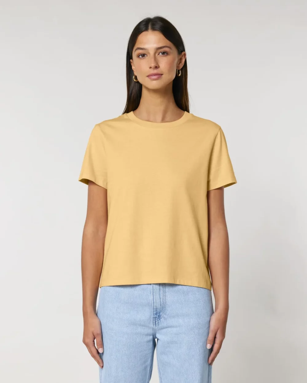 T-shirt bio femme Stella Muser coloris Nispero, porté, vue de face