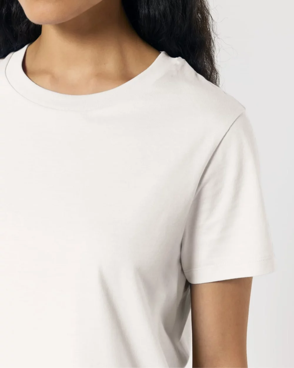 T-shirt bio femme Stella Muser coloris Off White, détail porté