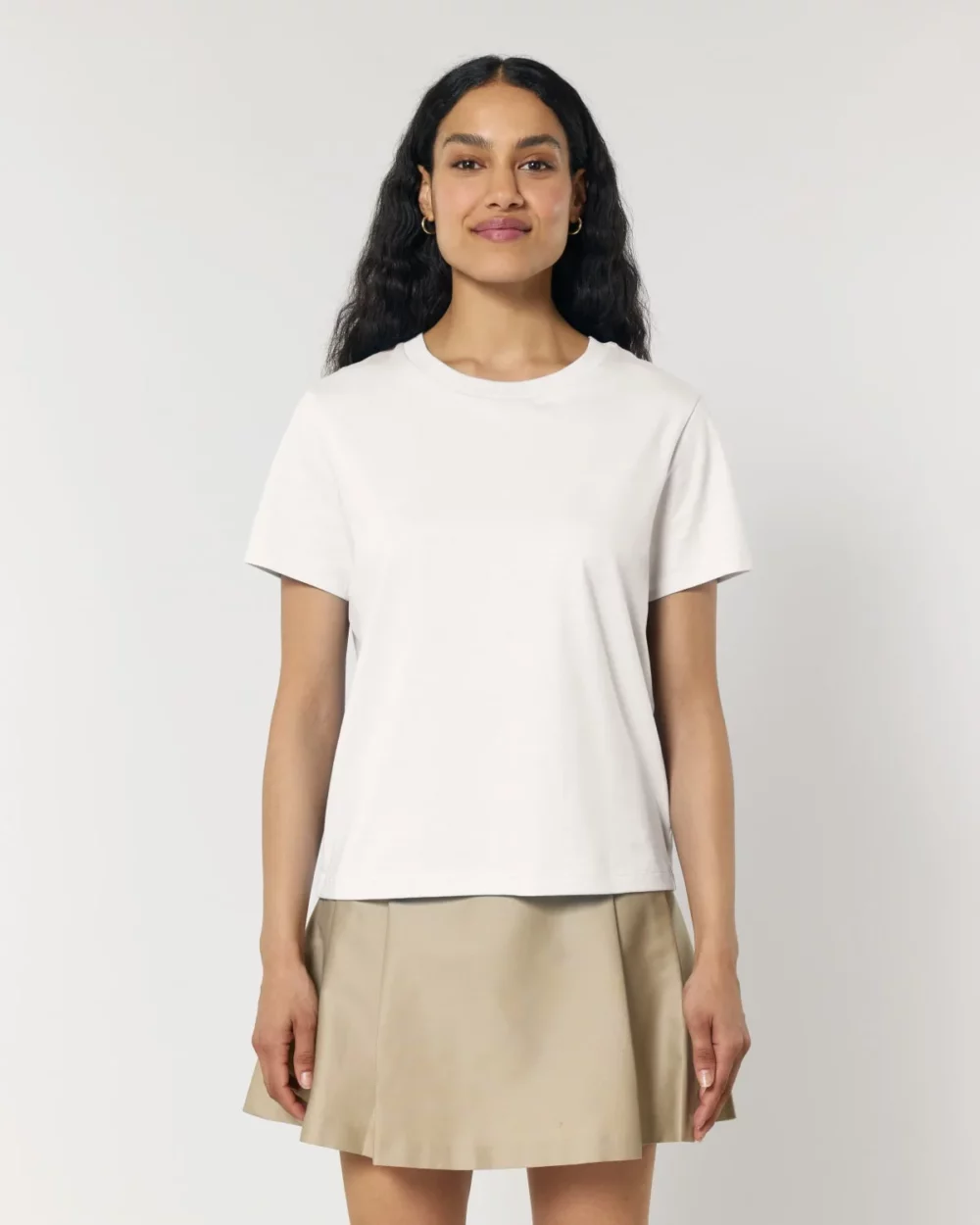 T-shirt bio femme Stella Muser coloris Off White, porté, vue de face