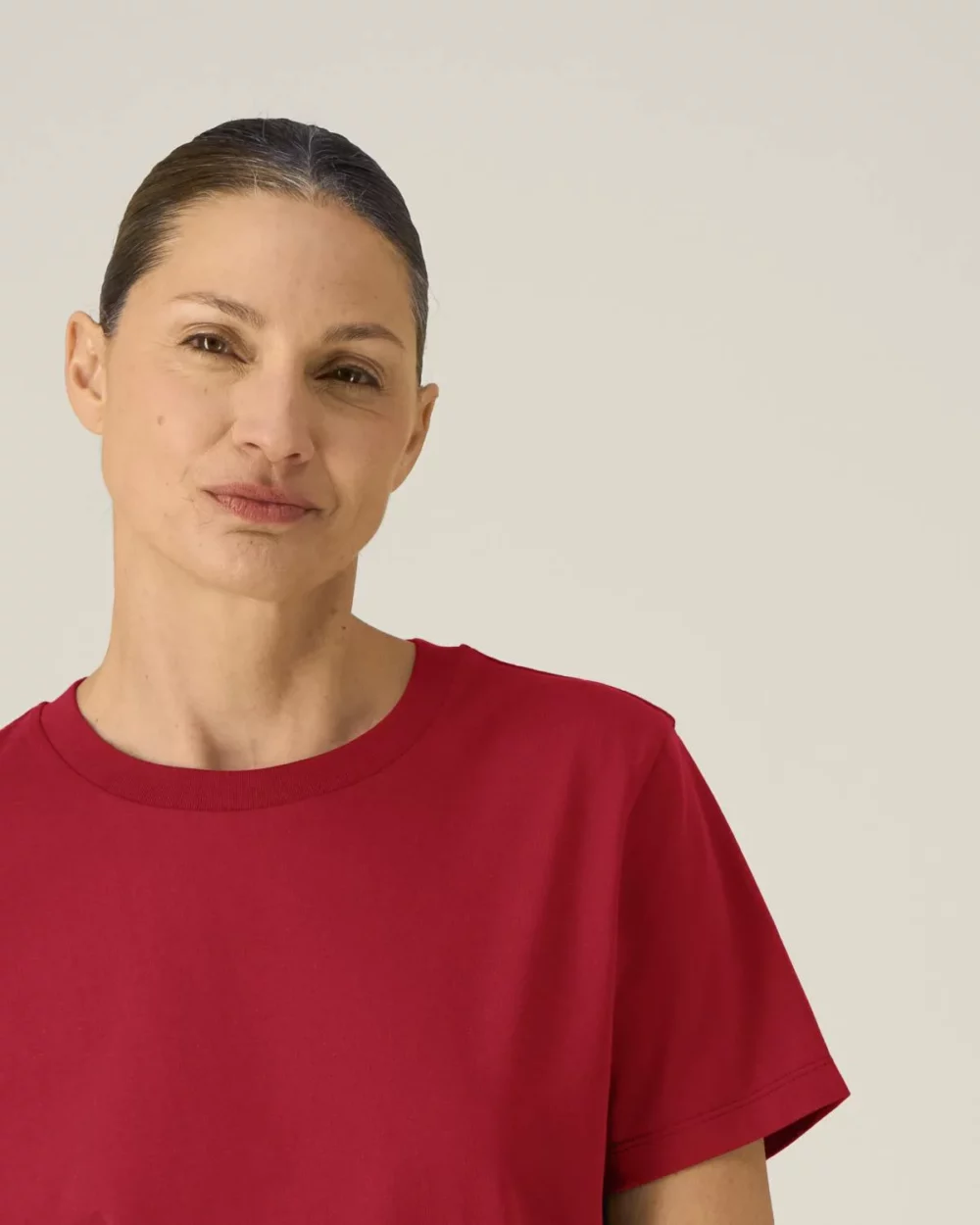 T-shirt bio femme Stella Muser coloris Passionate Red, détail porté