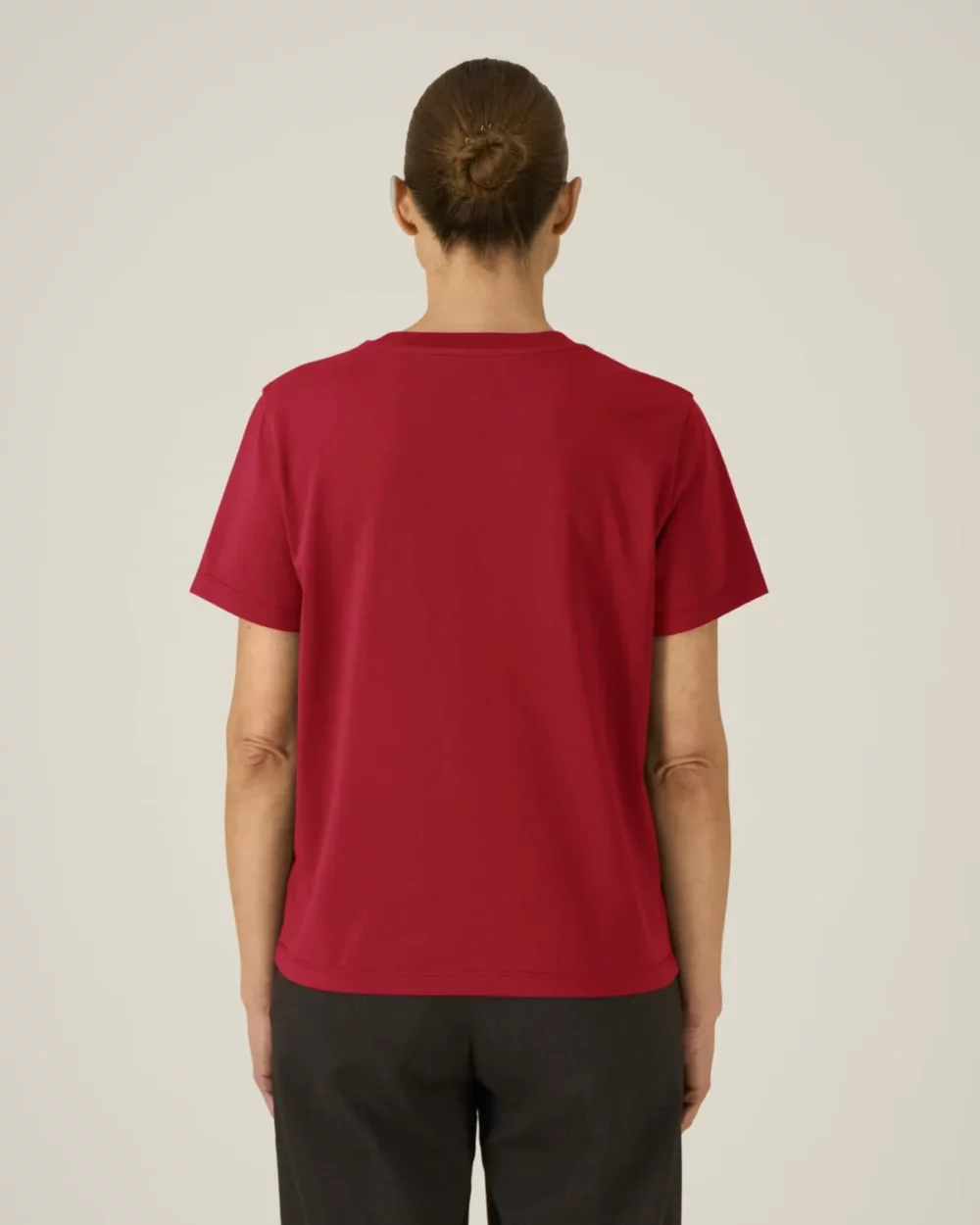 T-shirt bio femme Stella Muser coloris Passionate Red, porté, vue de dos