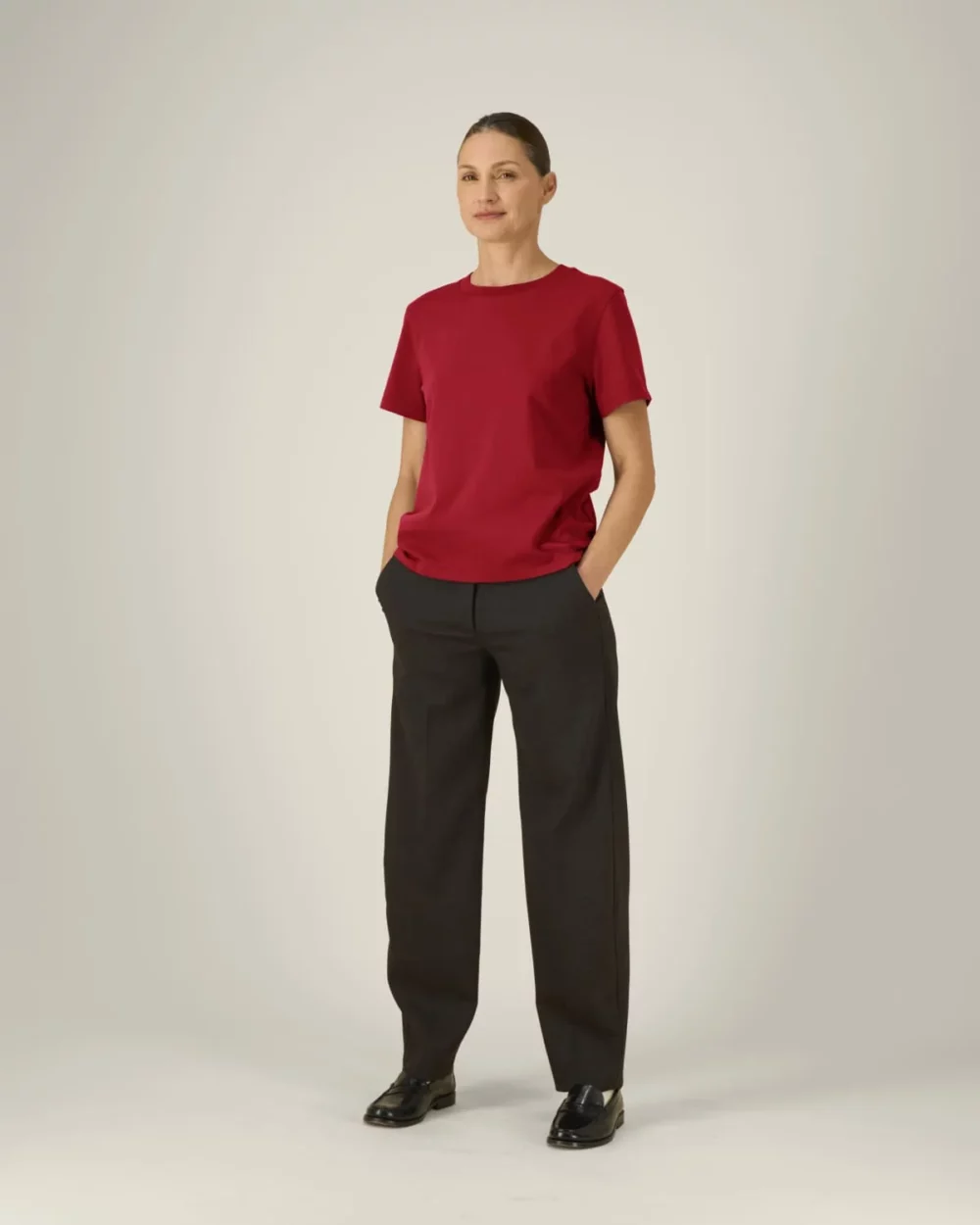 T-shirt bio femme Stella Muser coloris Passionate Red, porté, vue de face