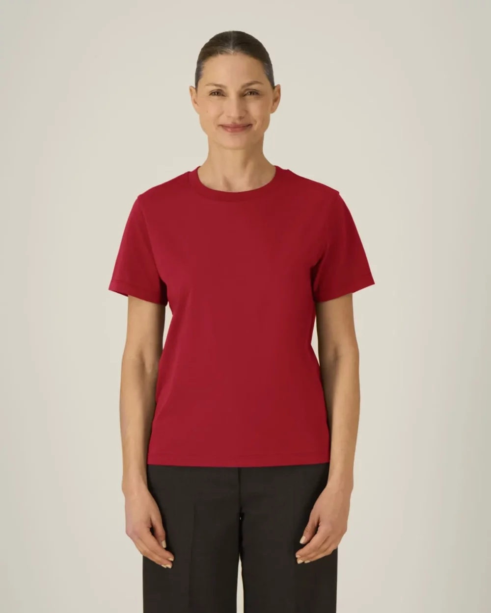T-shirt bio femme Stella Muser coloris Passionate Red, porté, vue de face