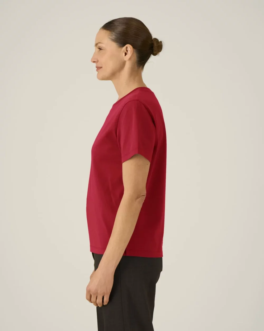 T-shirt bio femme Stella Muser coloris Passionate Red, porté, vue de face