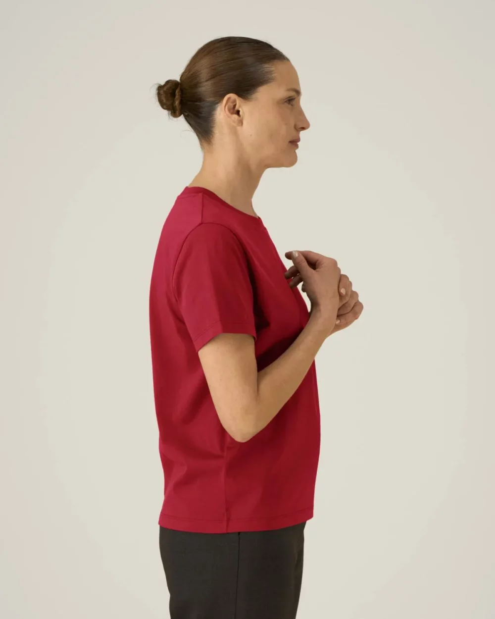 T-shirt bio femme Stella Muser coloris Passionate Red, porté, vue de face