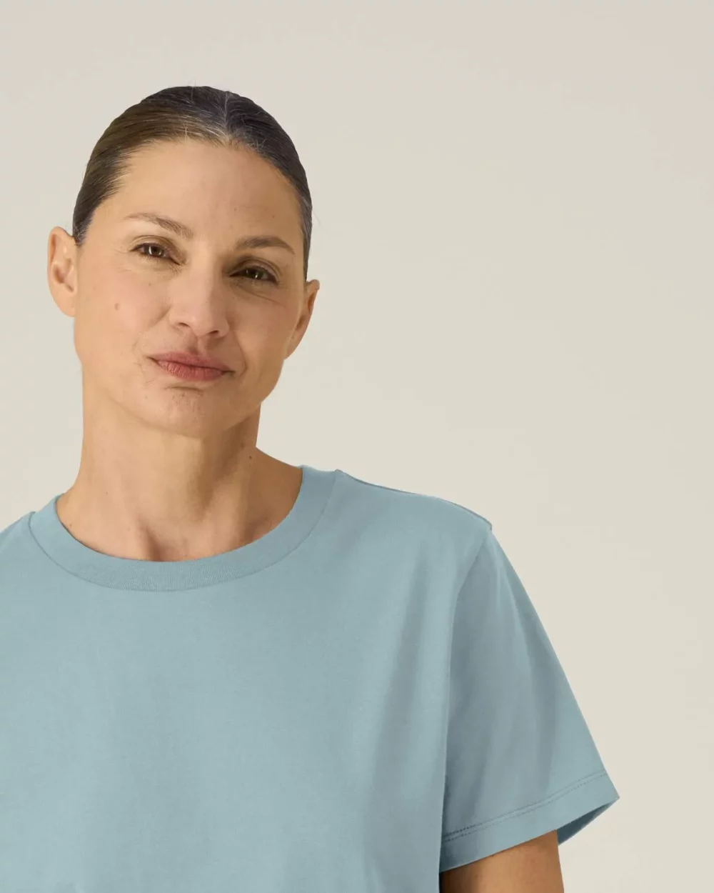 T-shirt bio femme Stella Muser coloris Pebble Blue, détail porté