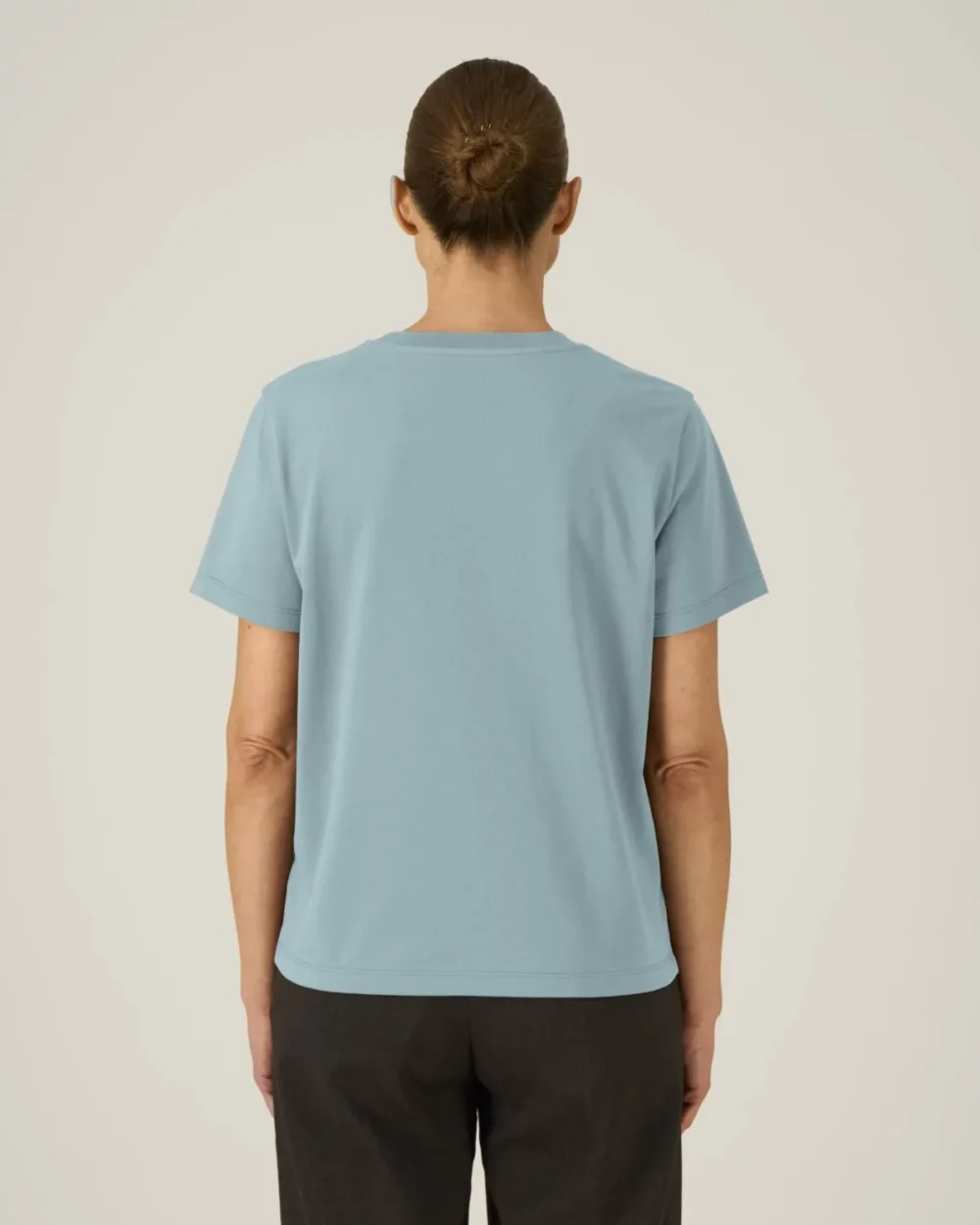 T-shirt bio femme Stella Muser coloris Pebble Blue, porté, vue de dos