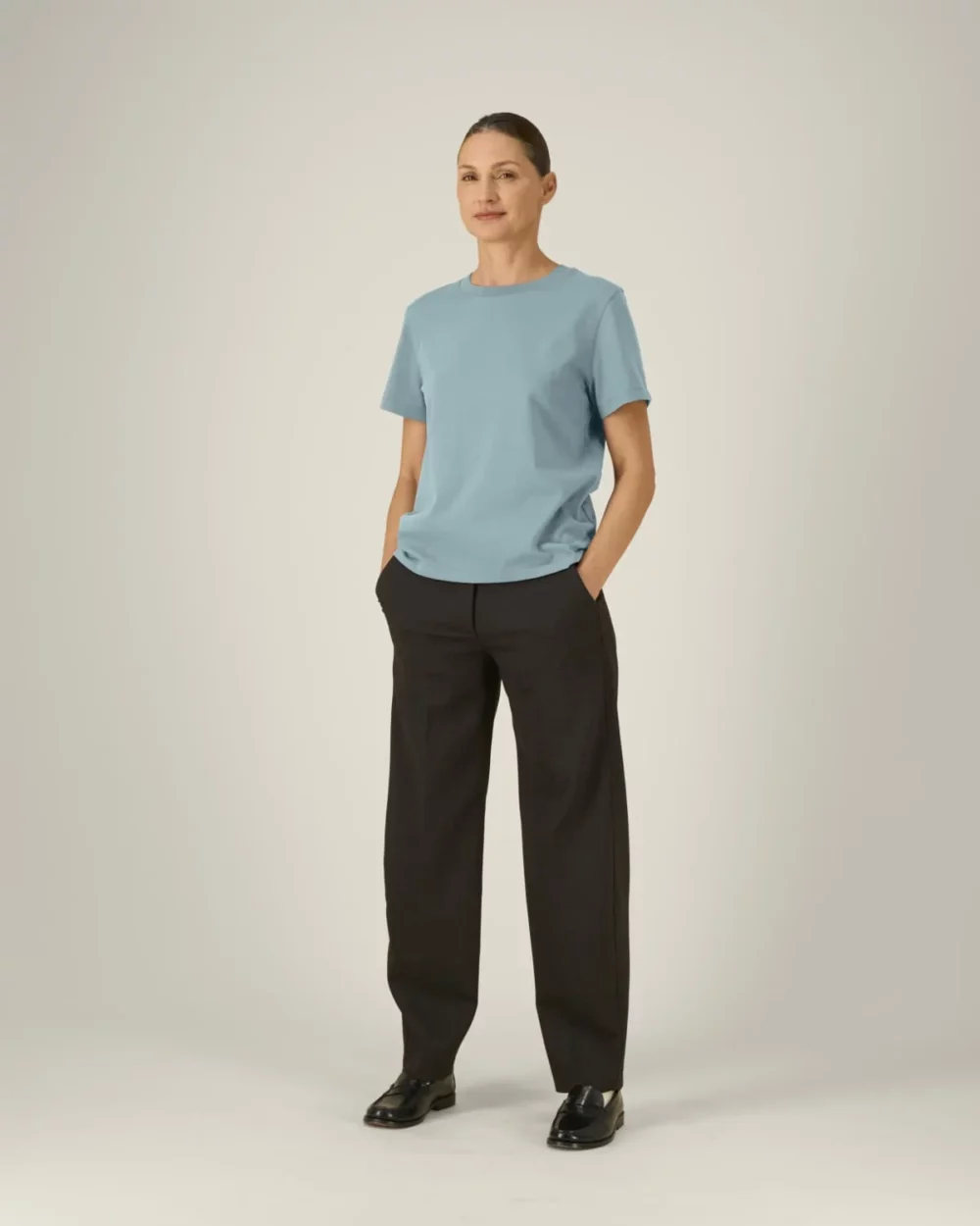 T-shirt bio femme Stella Muser coloris Pebble Blue, porté, vue de face