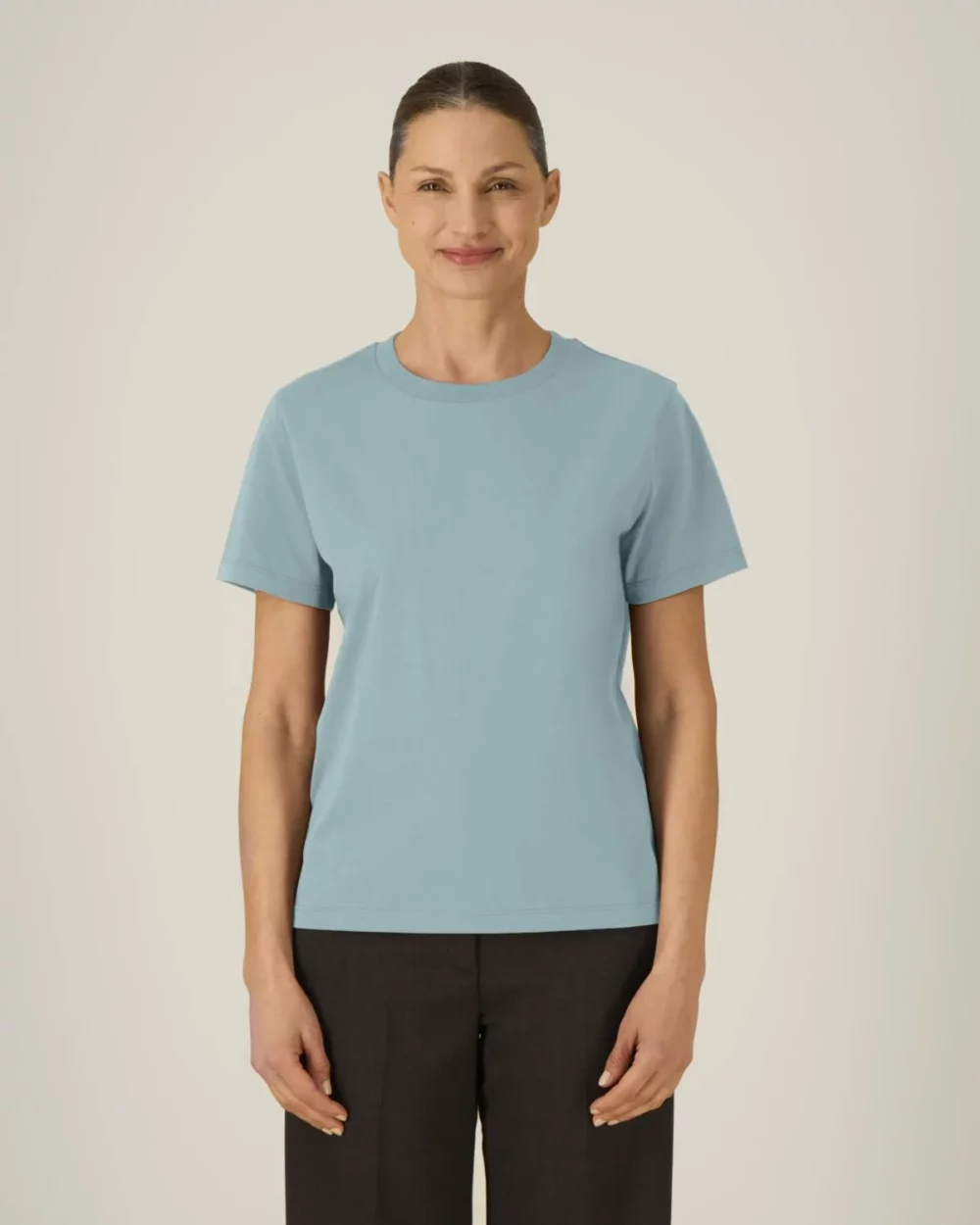 T-shirt bio femme Stella Muser coloris Pebble Blue, porté, vue de face
