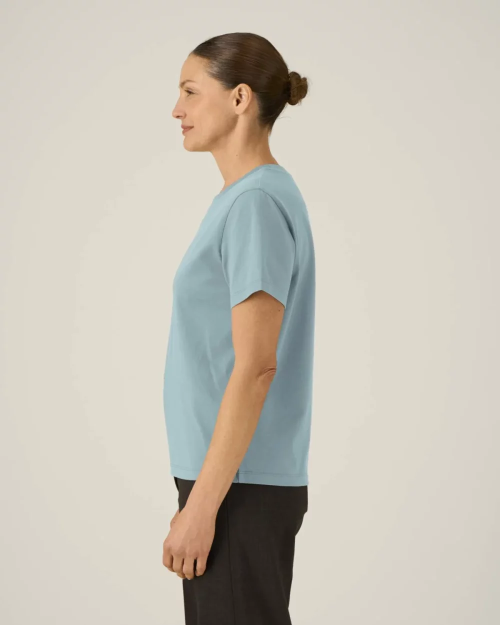 T-shirt bio femme Stella Muser coloris Pebble Blue, porté, vue de face