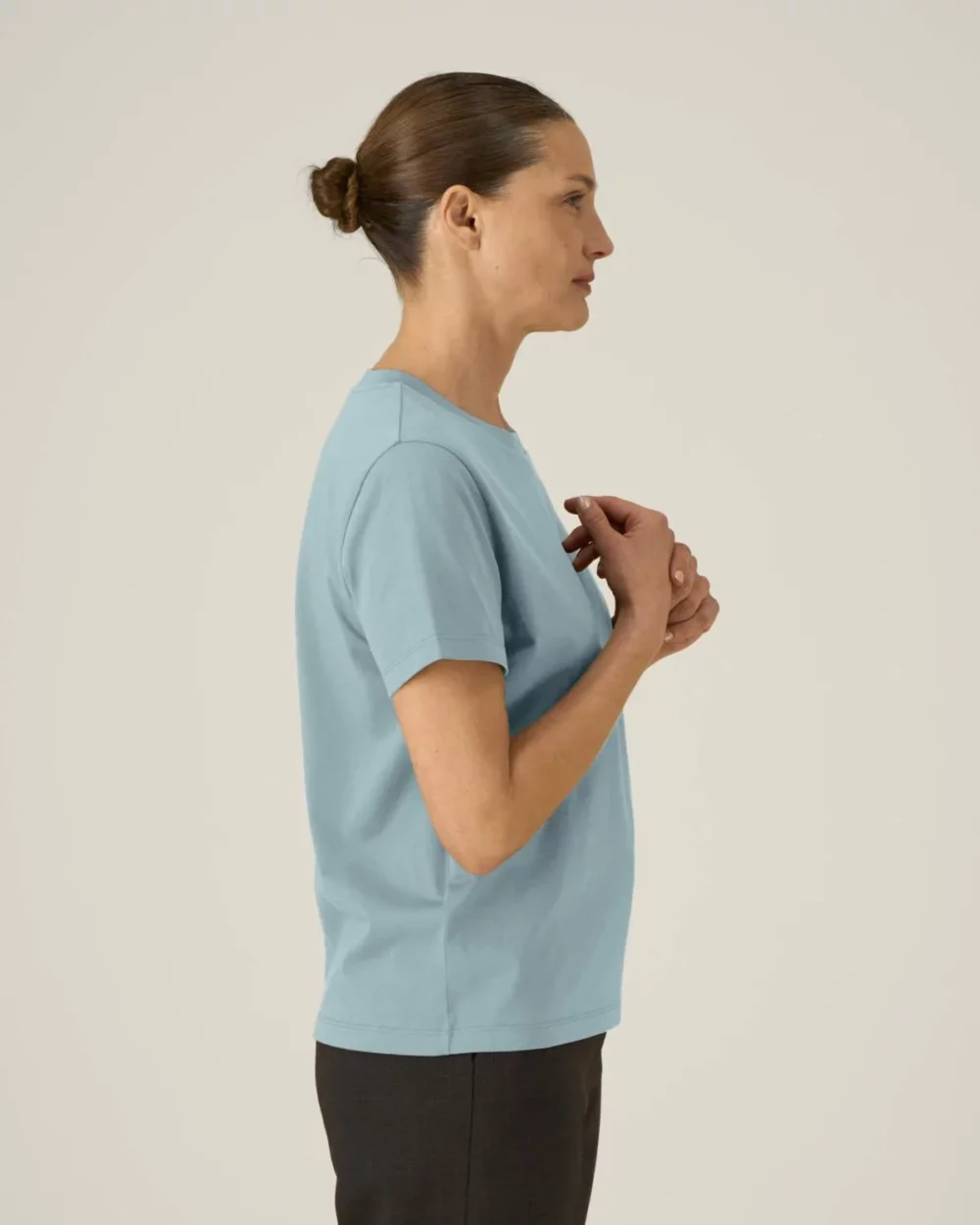 T-shirt bio femme Stella Muser coloris Pebble Blue, porté, vue de face