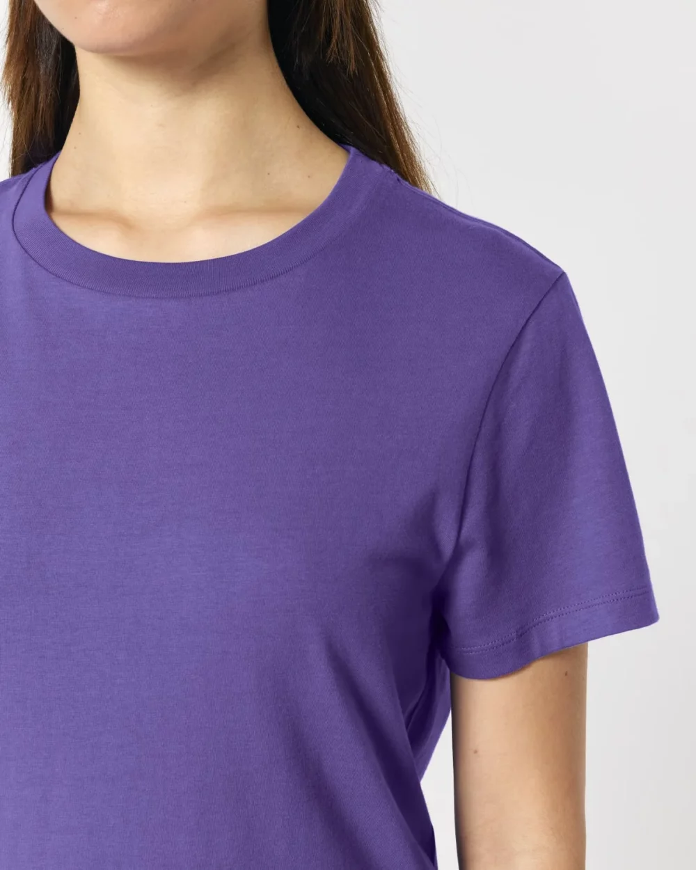 T-shirt bio femme Stella Muser coloris Purple Love, détail porté