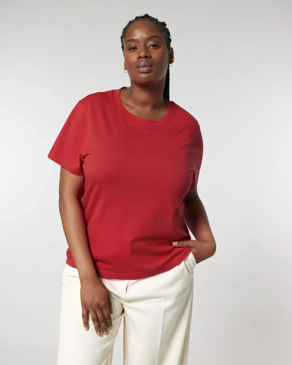 T-shirt bio femme Stella Muser coloris Red, porté, vue de face