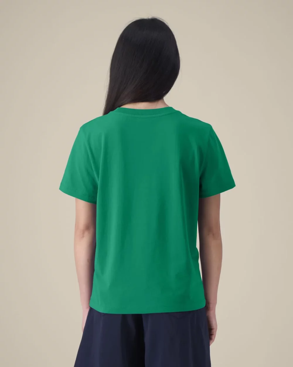 T-shirt bio femme Stella Muser coloris Verdant Green, porté, vue de dos