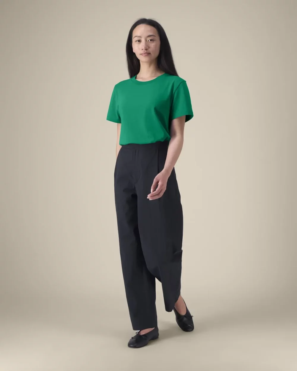 T-shirt bio femme Stella Muser coloris Verdant Green, porté, vue de face