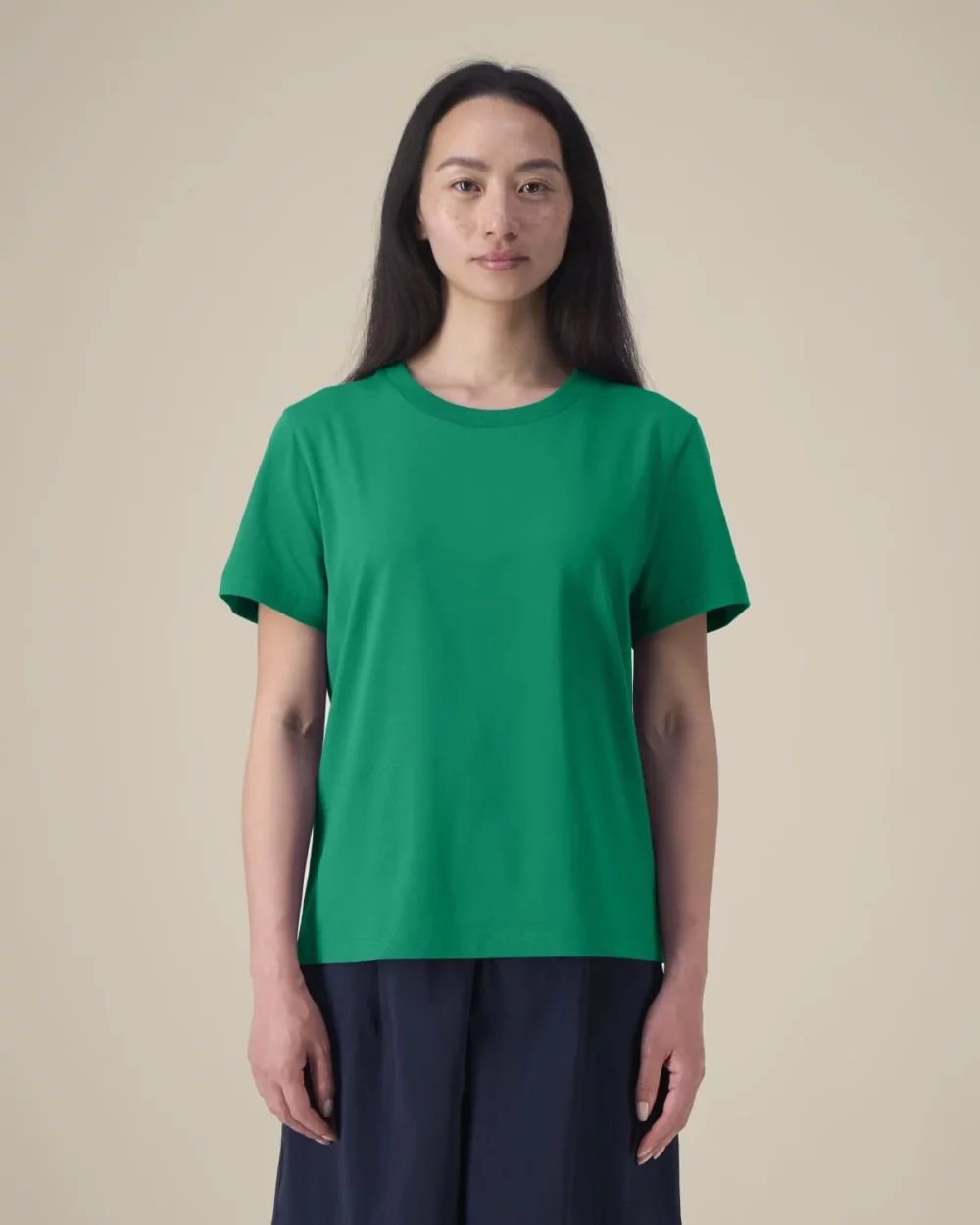 T-shirt bio femme Stella Muser coloris Verdant Green, porté, vue de face