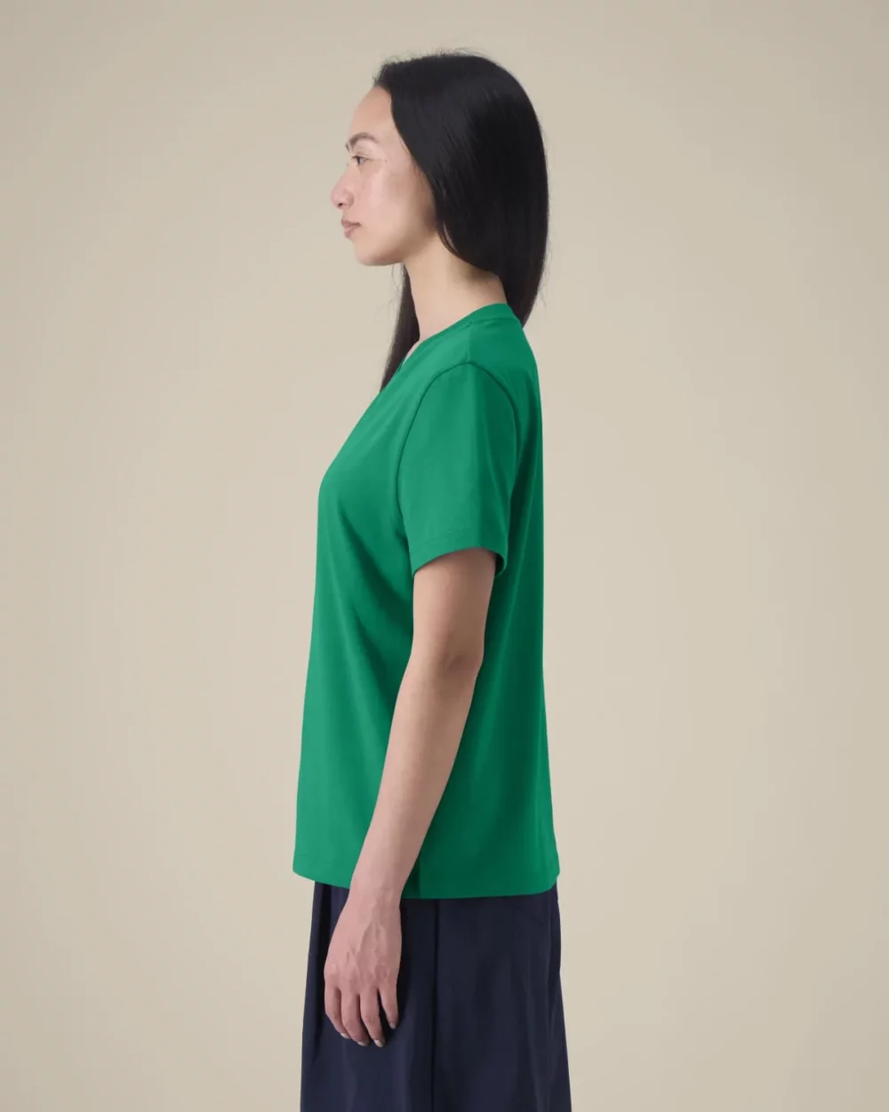 T-shirt bio femme Stella Muser coloris Verdant Green, porté, vue de face