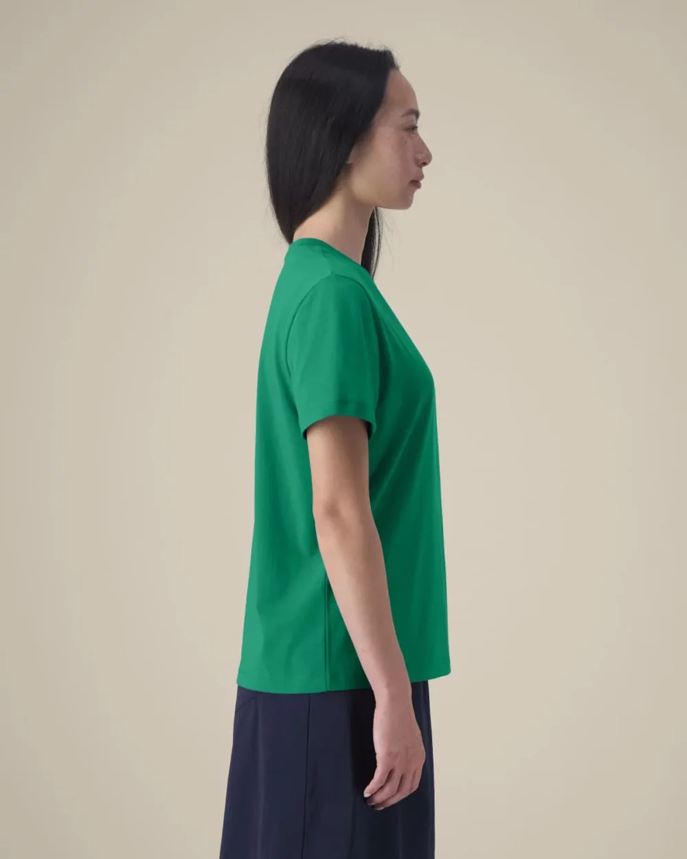T-shirt bio femme Stella Muser coloris Verdant Green, porté, vue de face