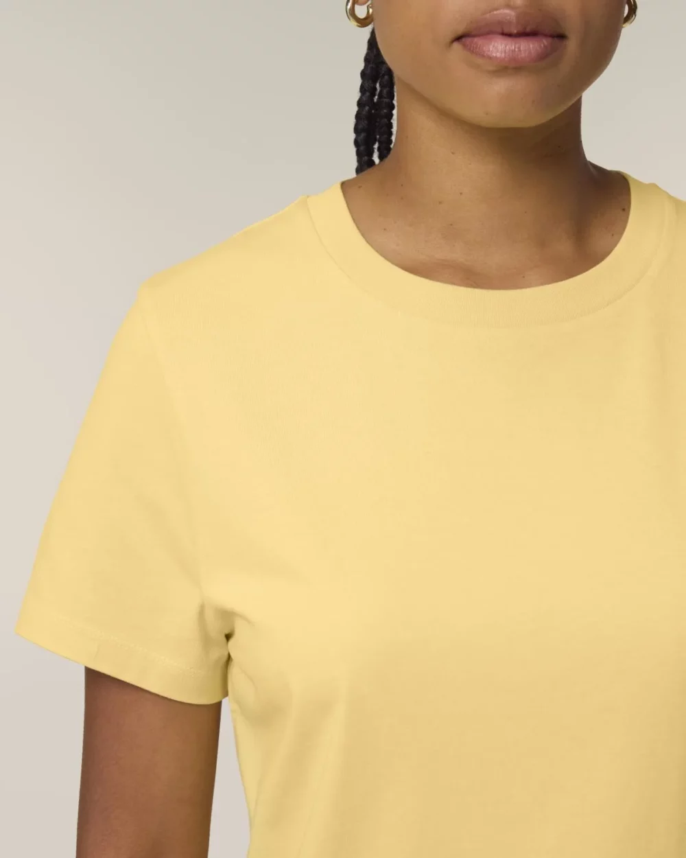 T-shirt bio femme Stella Muser coloris Viva Yellow, détail porté