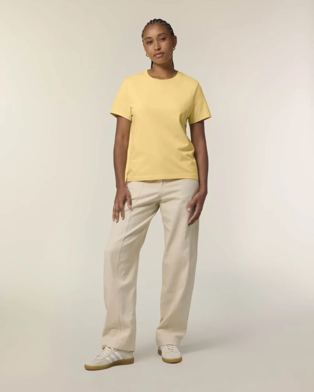 T-shirt bio femme Stella Muser coloris Viva Yellow, porté, vue de face