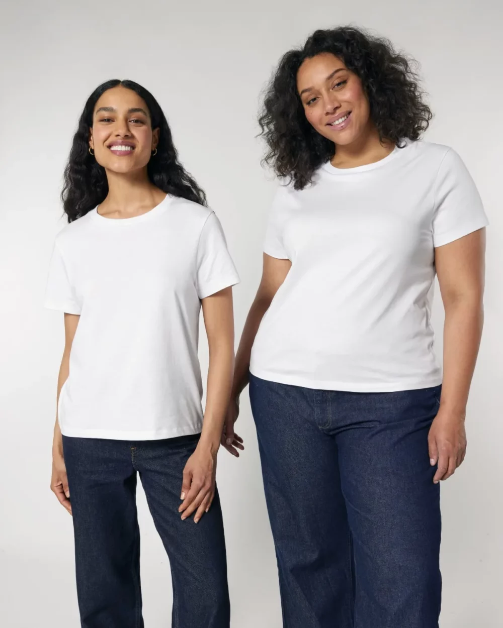 T-shirt bio femme Stella Muser coloris White, porté à deux