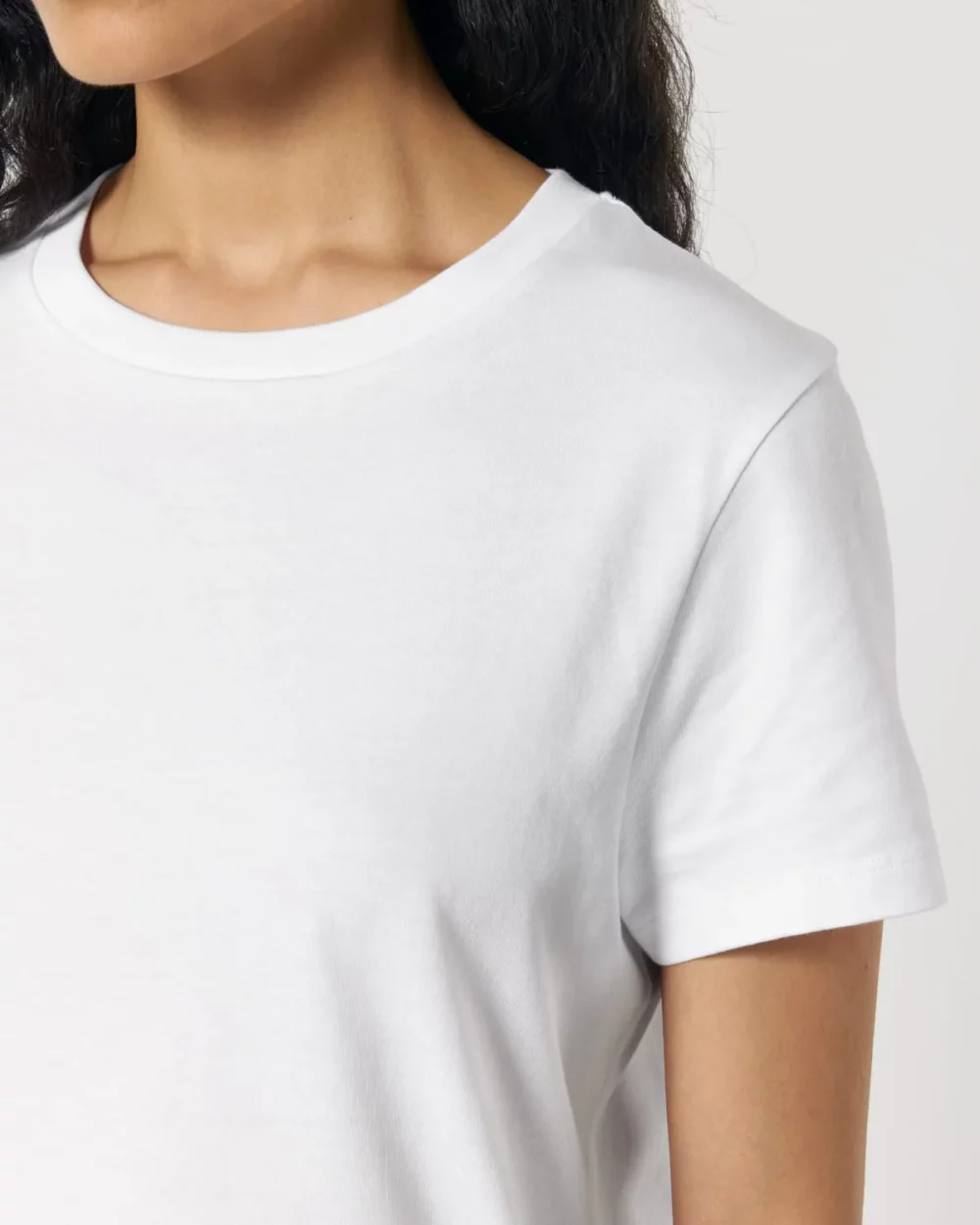 T-shirt bio femme Stella Muser coloris White, détail porté