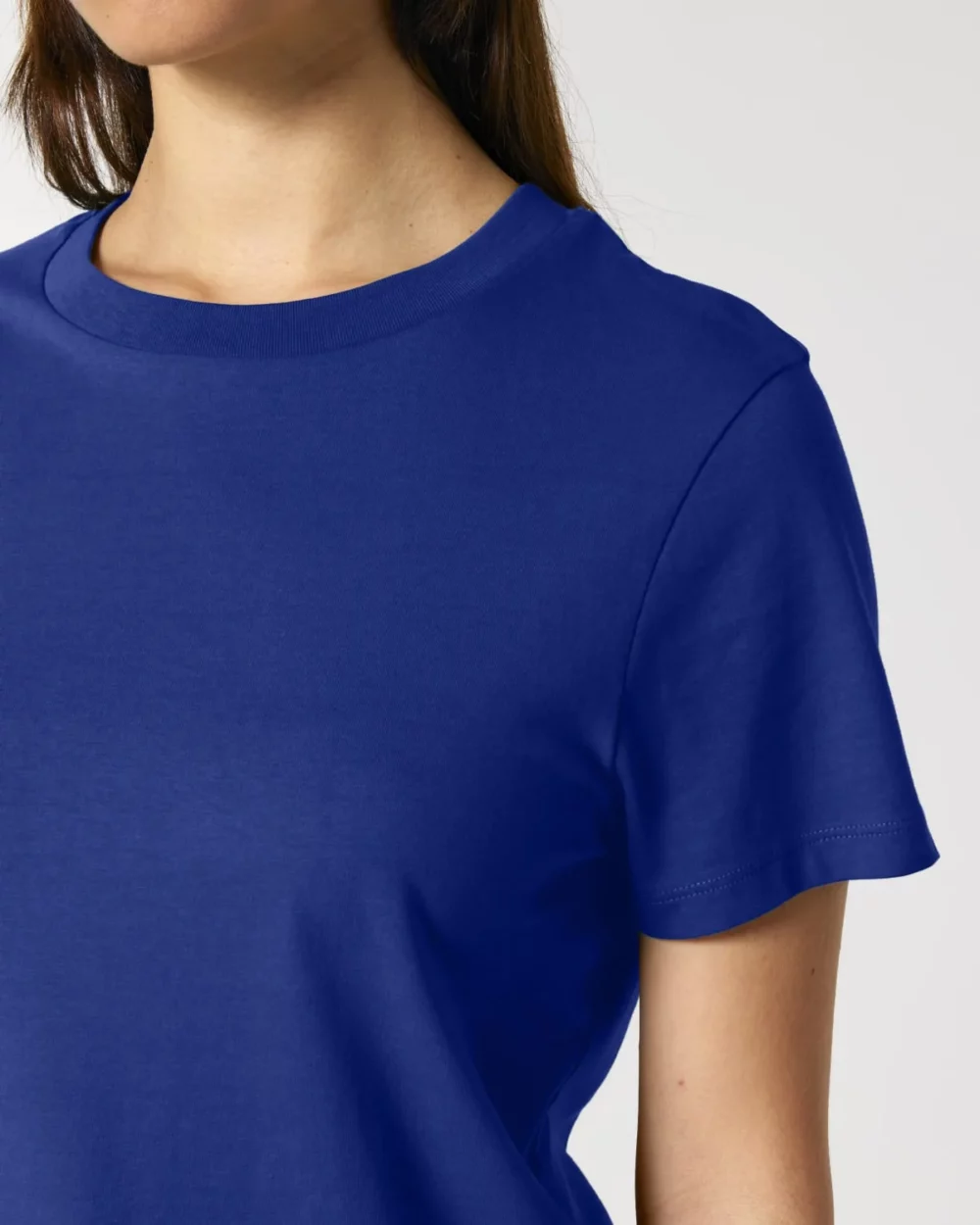 T-shirt bio femme Stella Muser coloris Worker Blue, détail porté
