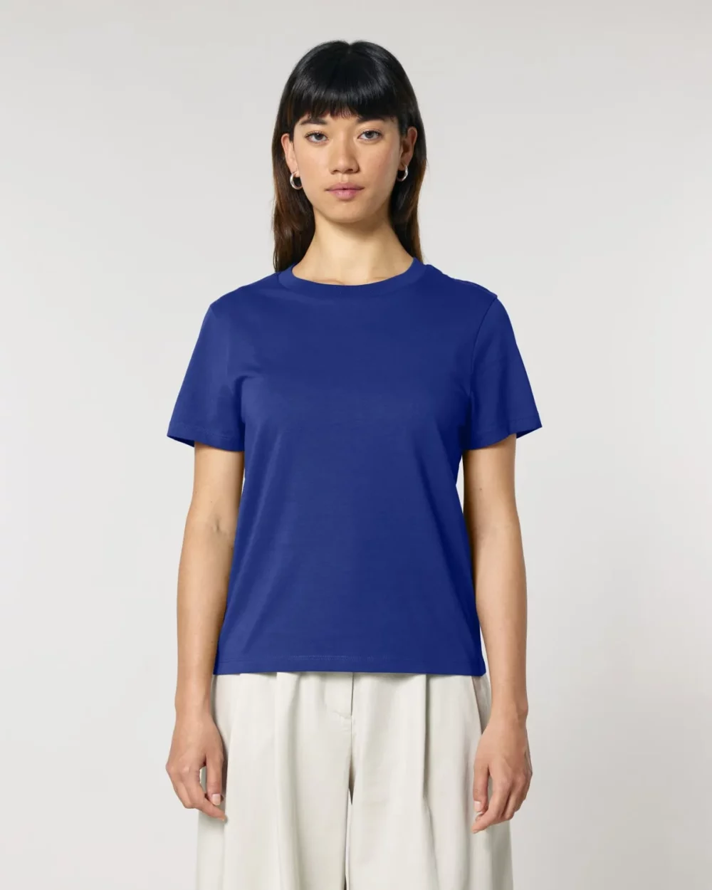 T-shirt bio femme Stella Muser coloris Worker Blue, porté, vue de face